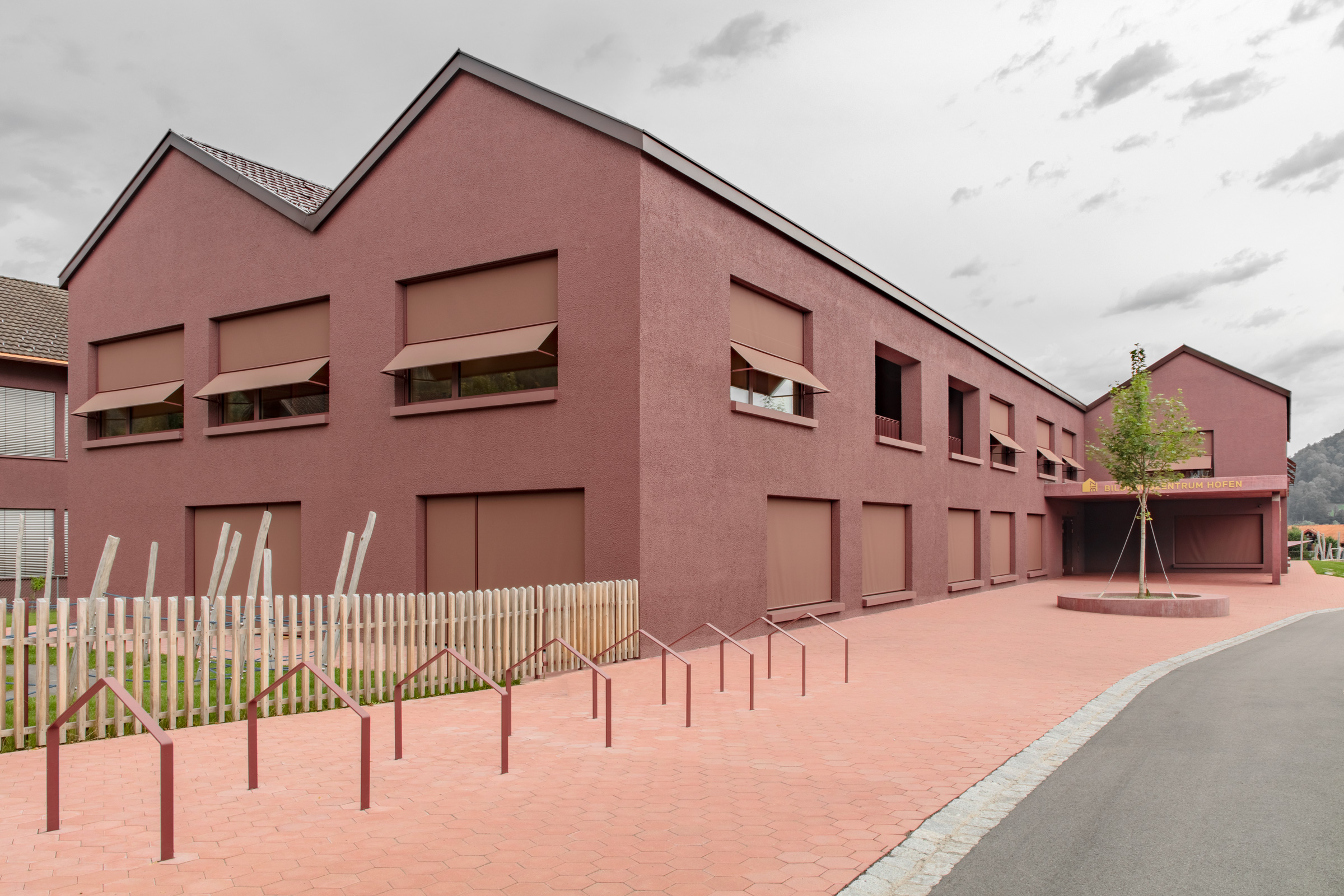 Energetická efektivita vzdelávacích inštitúcií ide ruka v ruke s estetickou podobou ich exteriérov. 