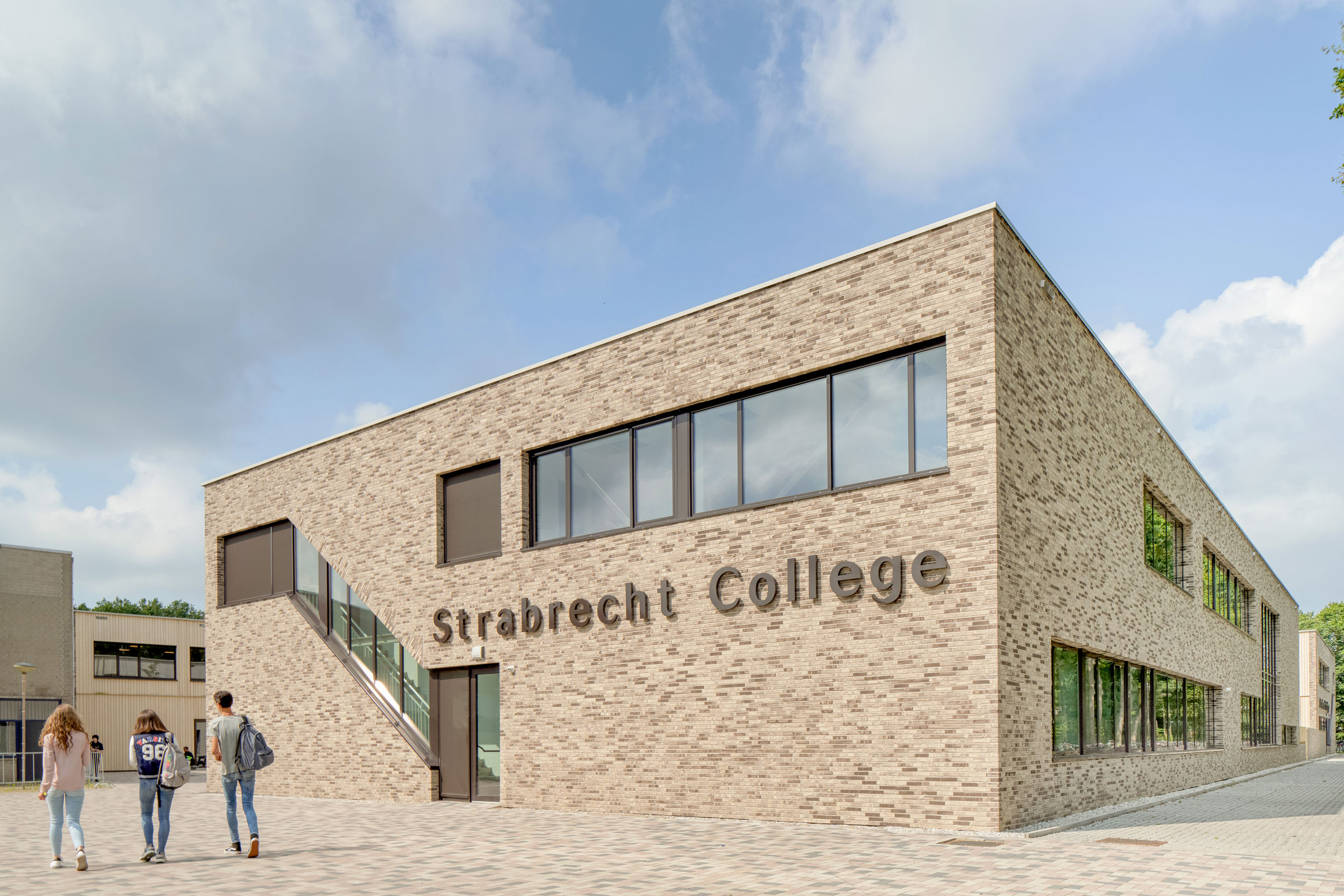 Obkladové pásiky StoCleyer B dopomohli autorom školy vytvoriť jej novú budovu presne tak, ako si ju 