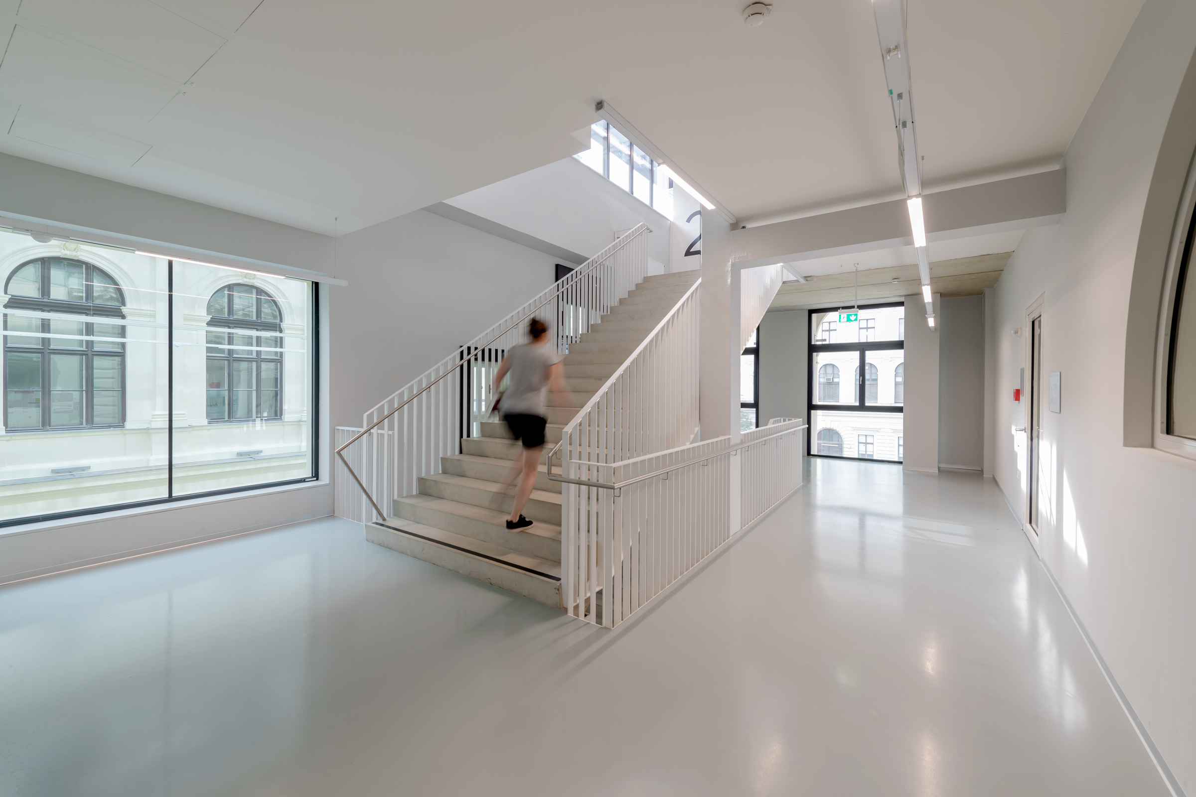 Riešenie akustického komfortu je dôležité nie len v učebniach, ale aj v priestoroch určených na pohy