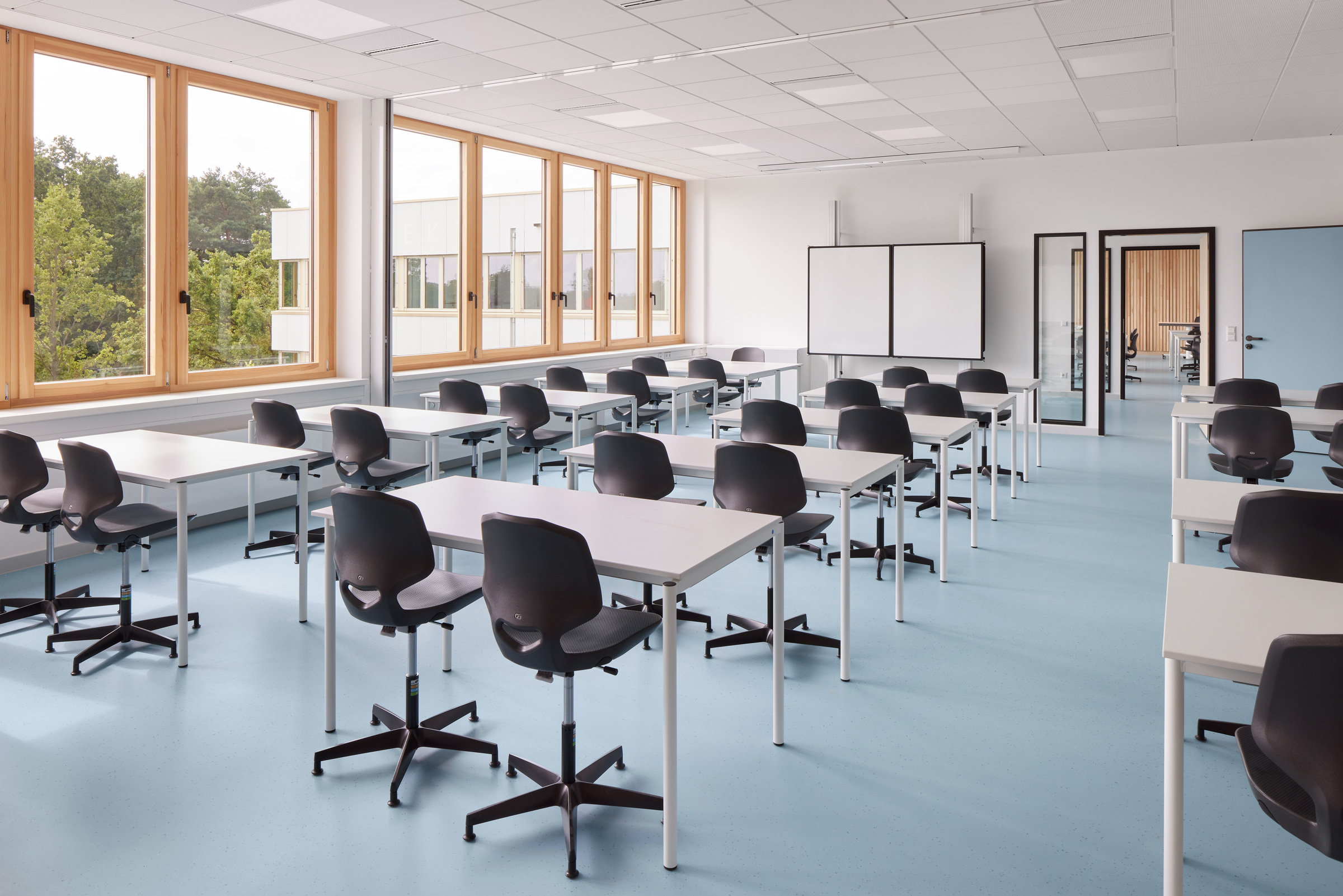 Použitie liatych podláh StoCretec na chodbách, v učebniach, schodiskách či sanitárnych miestnostiach