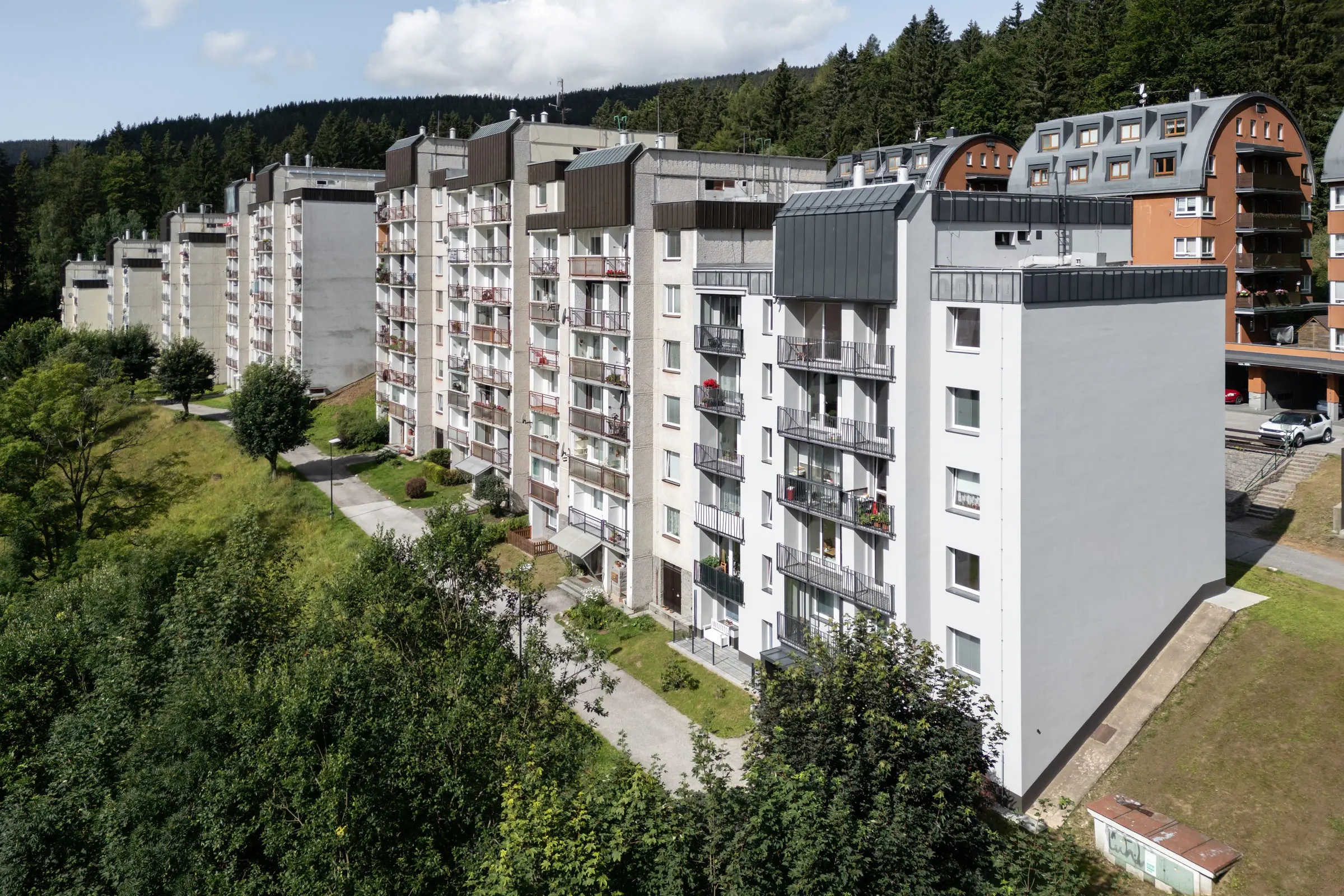 Vkusná premena bytového domu v Bedřichove