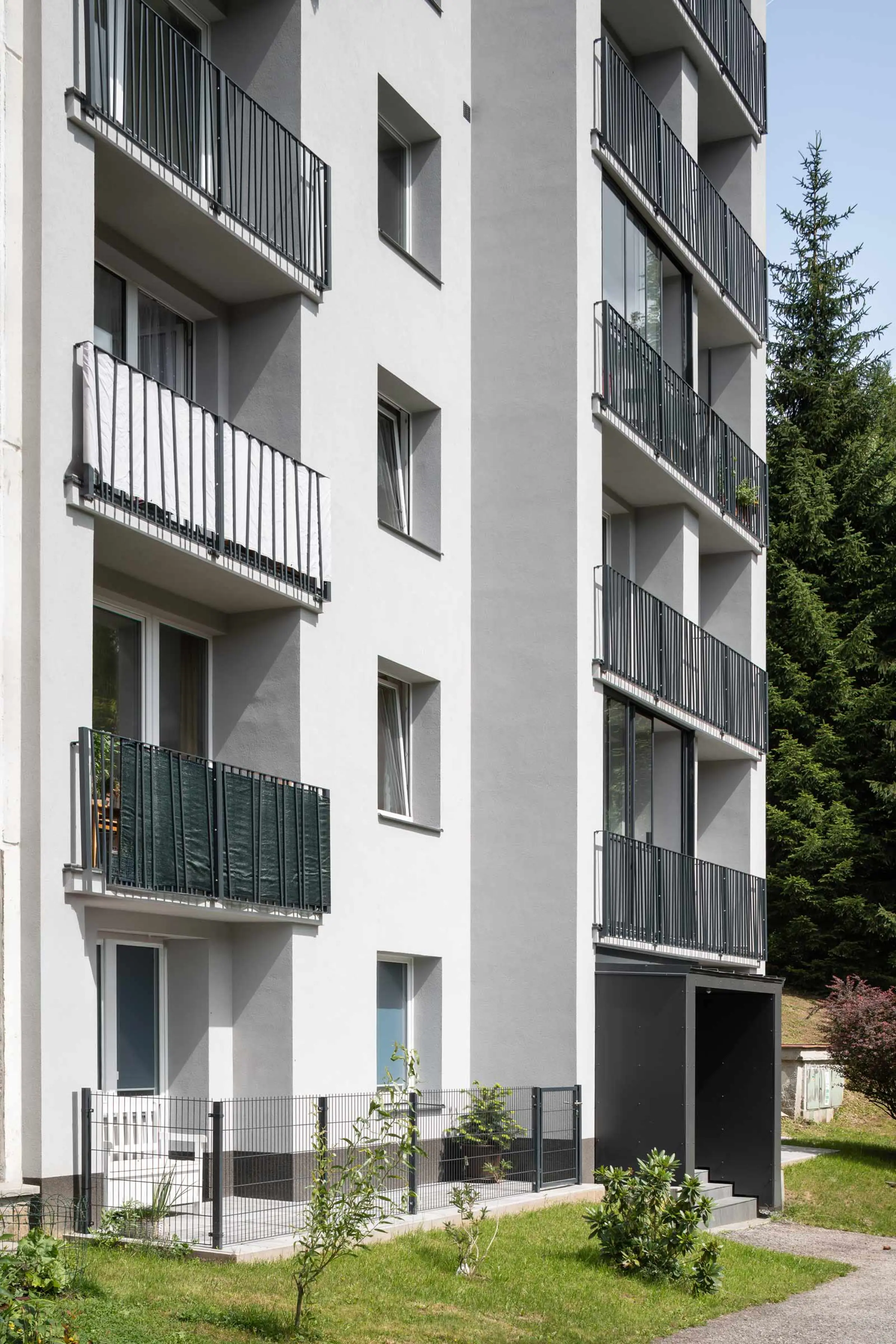 Vkusná premena bytového domu v Bedřichove