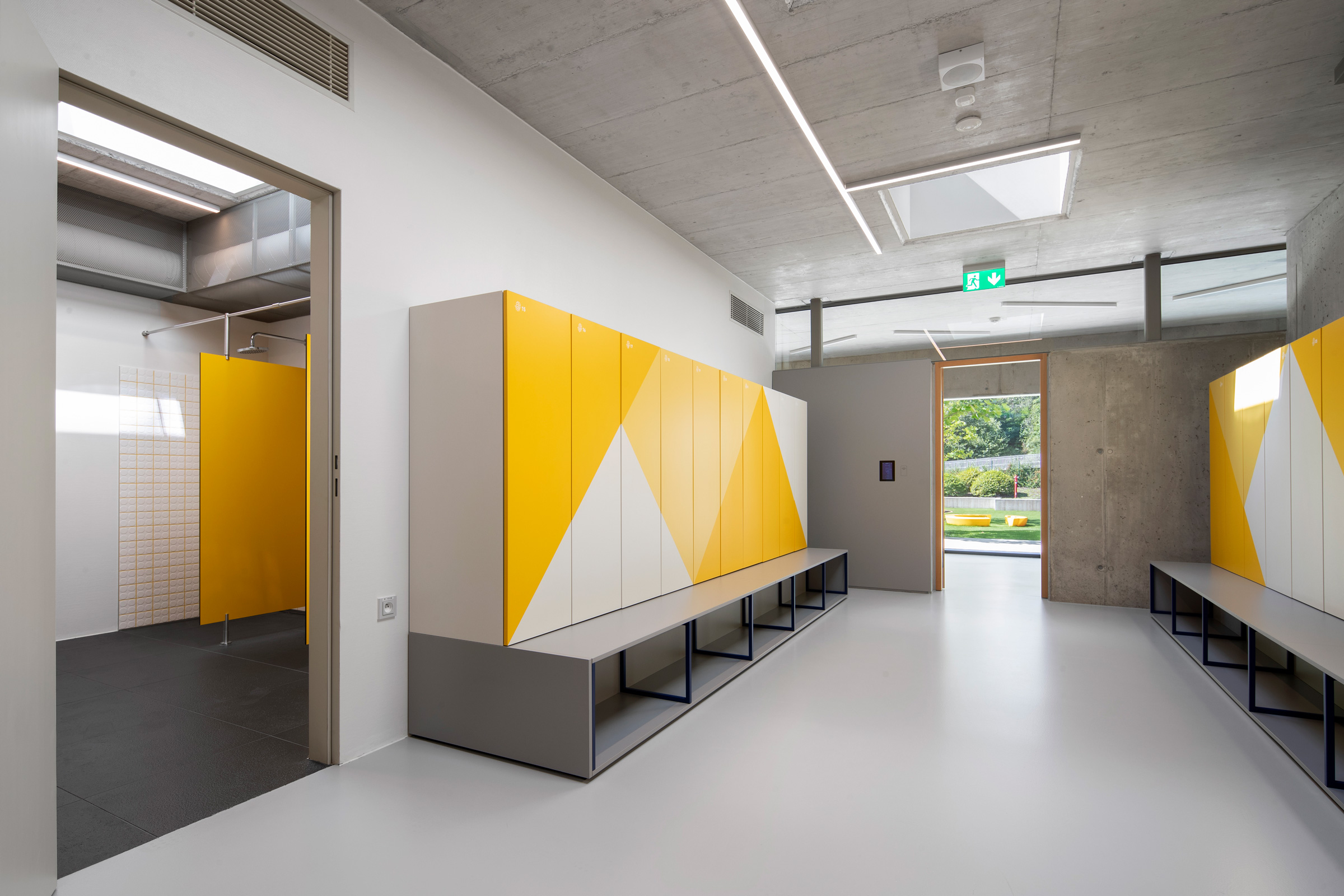 Na stenách chodieb a sociálnych zariadení sa uplatnili nátery StoPox WL 100 a sklovláknité netkané t