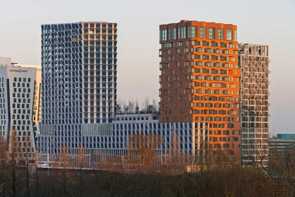 Projekt De Puls v Amsterdame s obytnou a administratívnou vežou v štvrti Zuidas.
