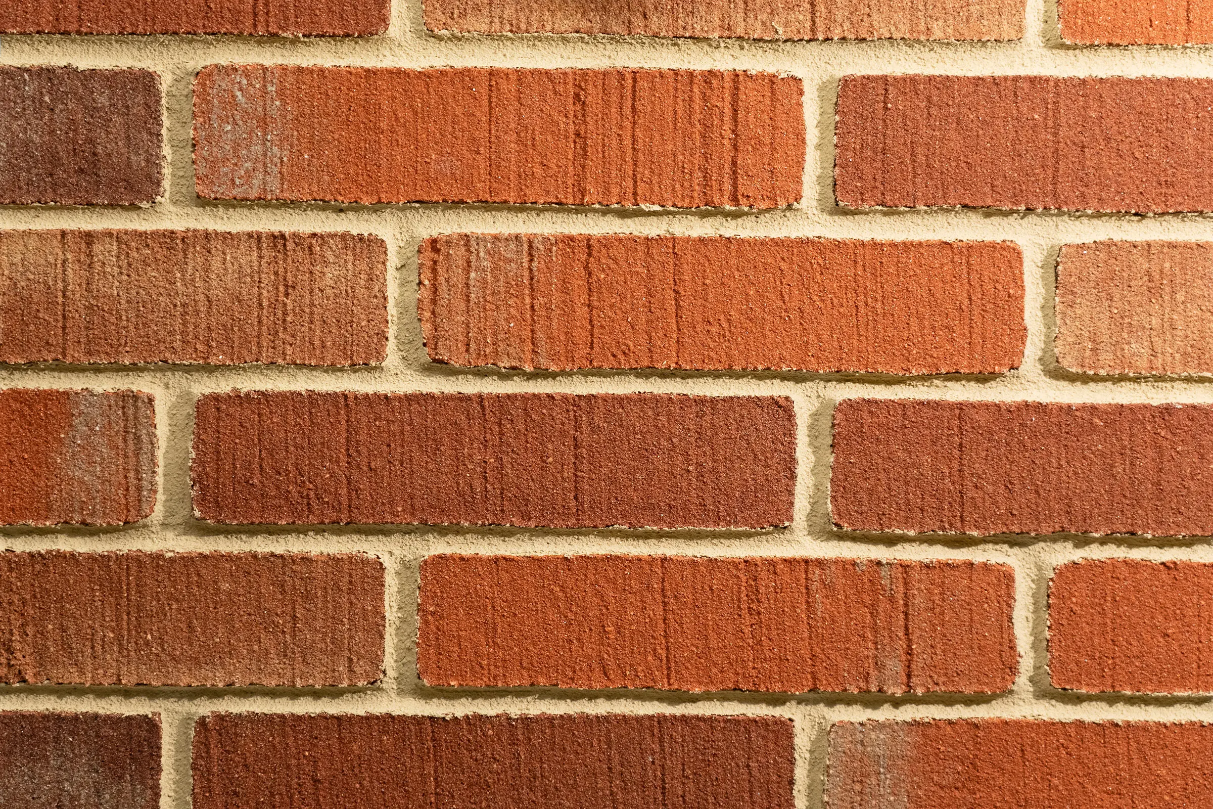 Detailný pohľad na tehlový obklad použitý na fasáde projektu De Puls.