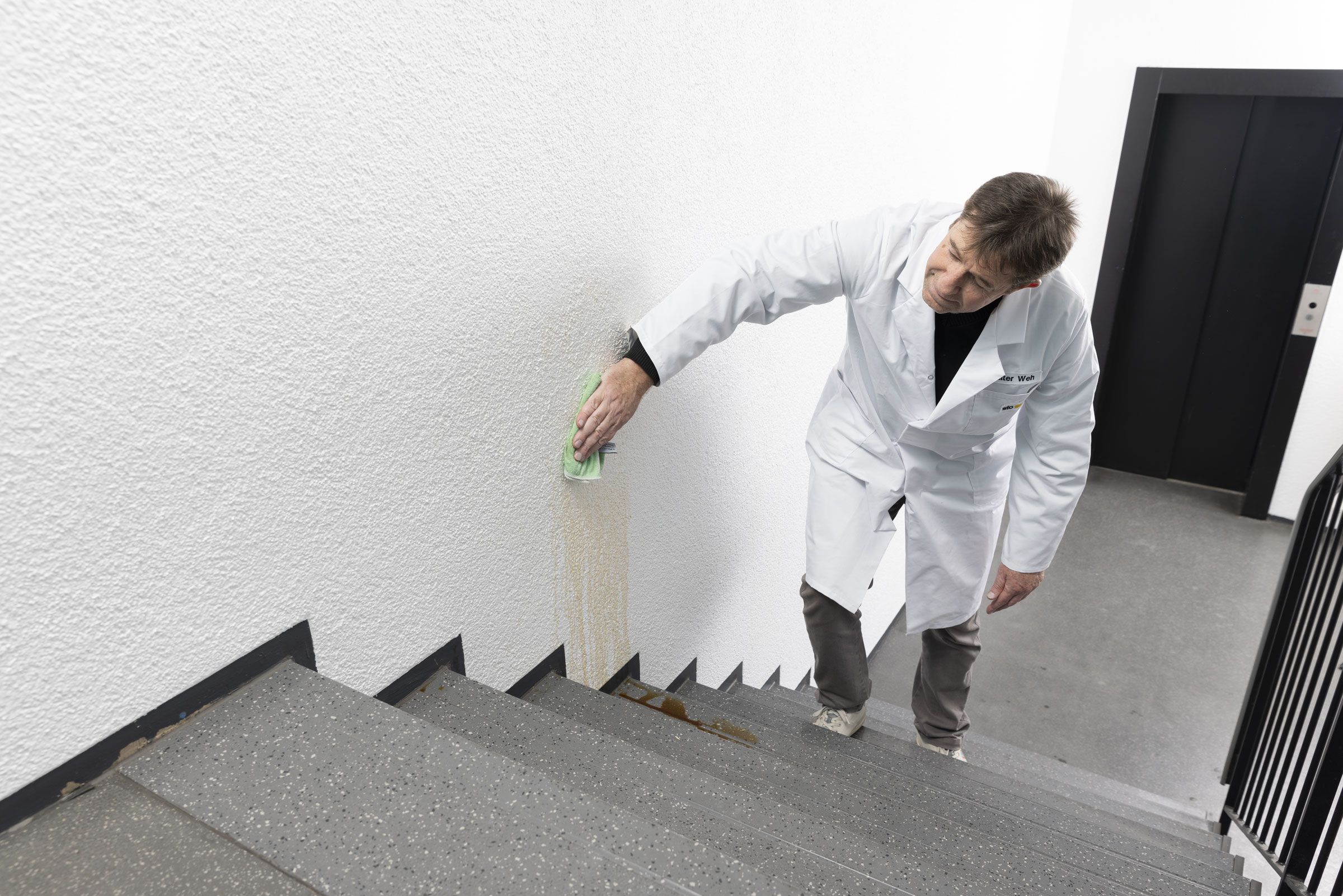 Zrekonštruované schodište v staršom bytovo dome s odolným náterom