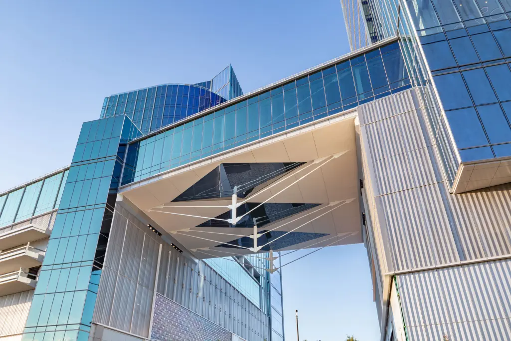 Administratívna budova s presklenou fasádou StoVentec Glass v Grazi v Rakúsku