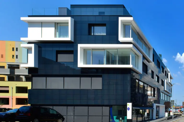 Obytná a obchodná budova Black and White