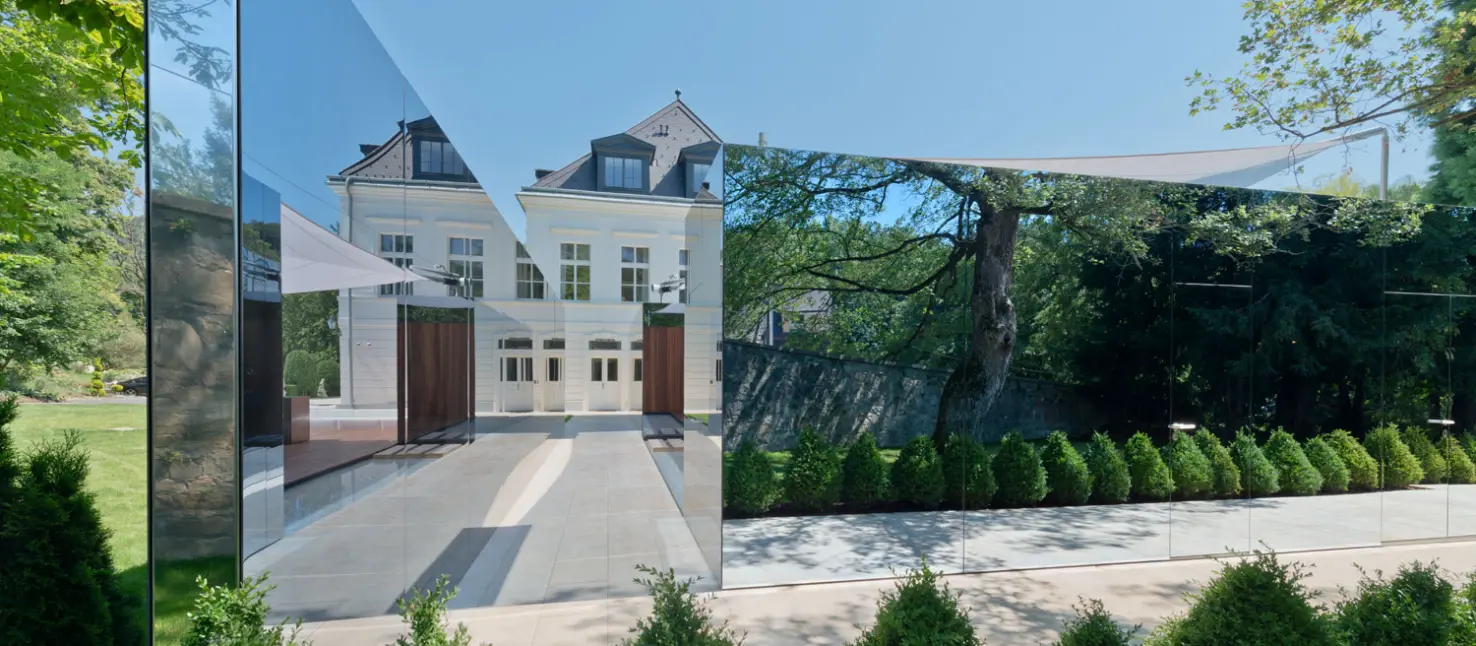 Sklenená zrkadlová fasáda