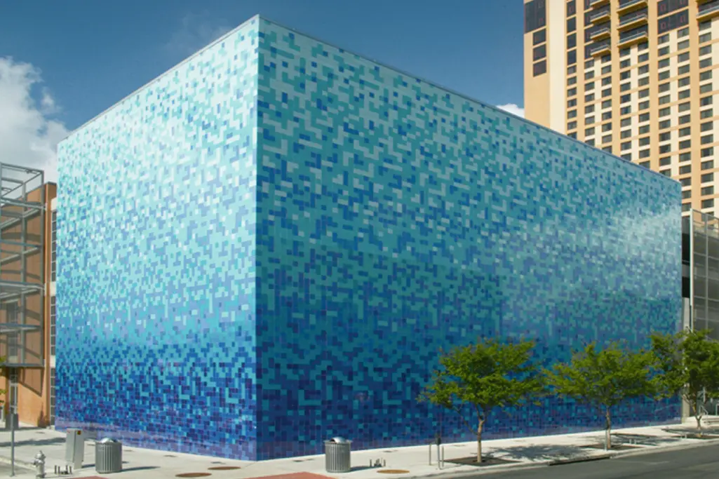 Sklenená mozaiková fasáda StoVentec M na fasáde garáže v Texase v Amerike.