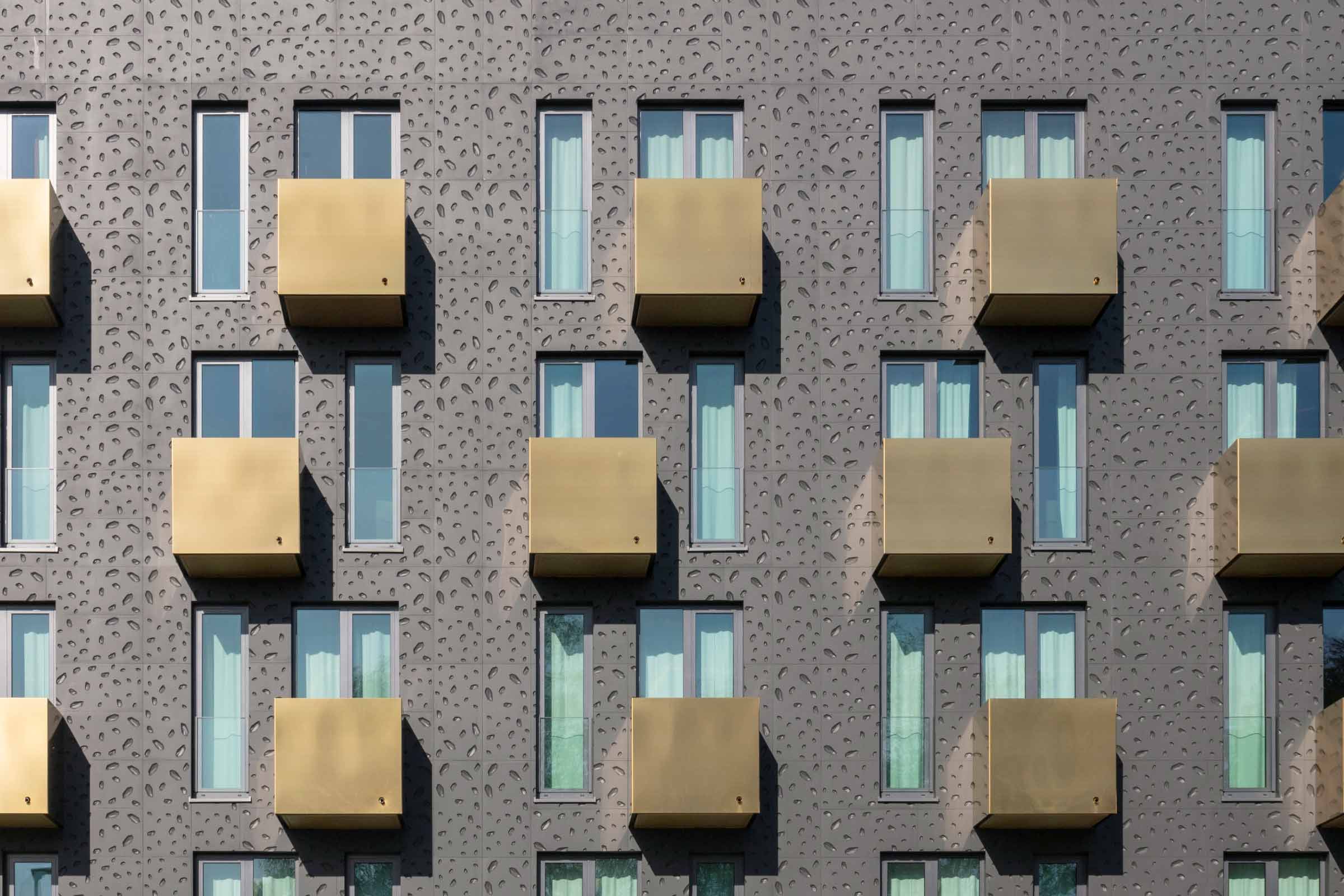 StoColor Dryonic® S na fasáde internátnej školy v meste Lupburg, DE ktorú tvoria StoDeco panely na z