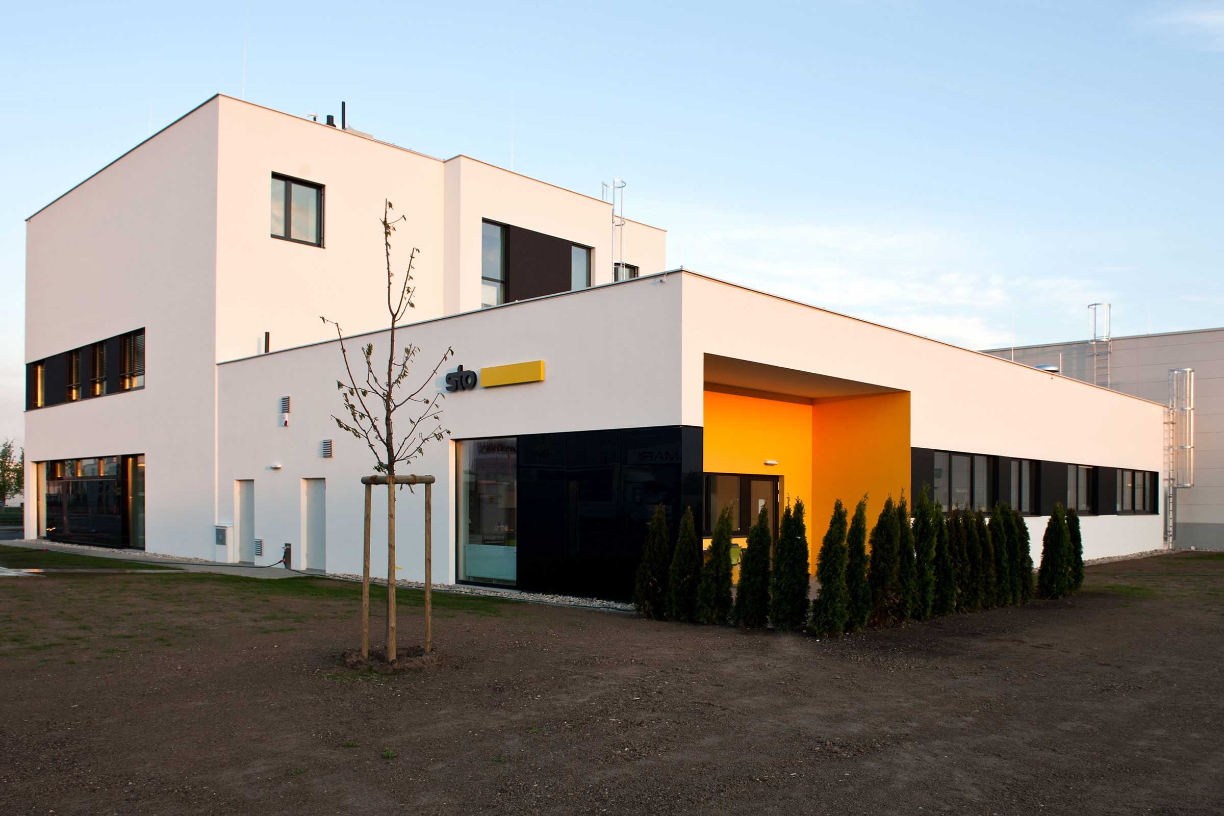 Vonkajší záber predajného centra Sto vo Viedni, Rakúsko, biela fasáda s logom Sto