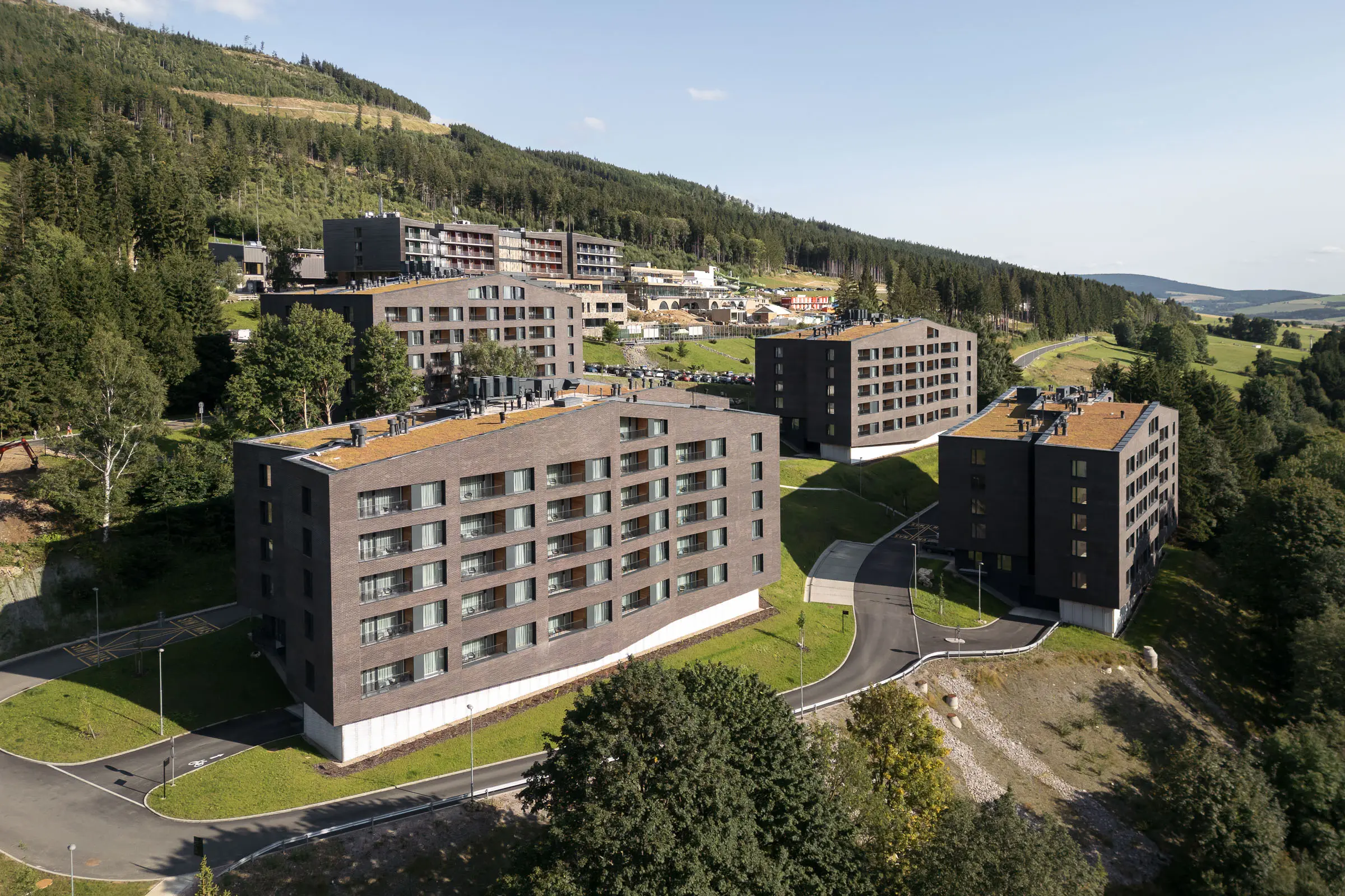 Detail klinkerových pásikov StoBrick na horskej fasáde