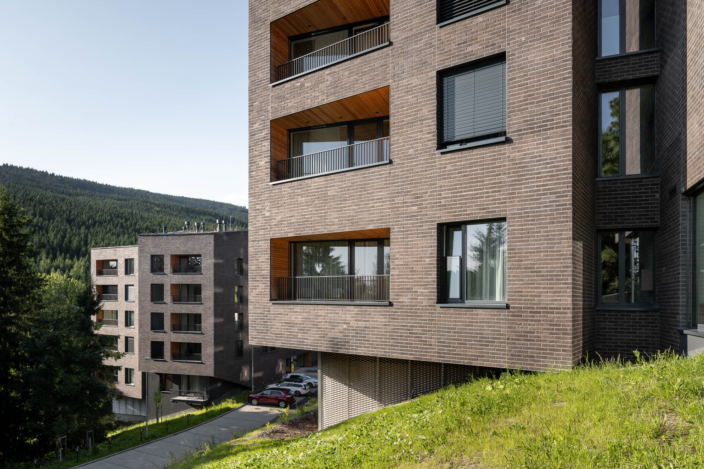Tehlová fasáda pre horské apartmány