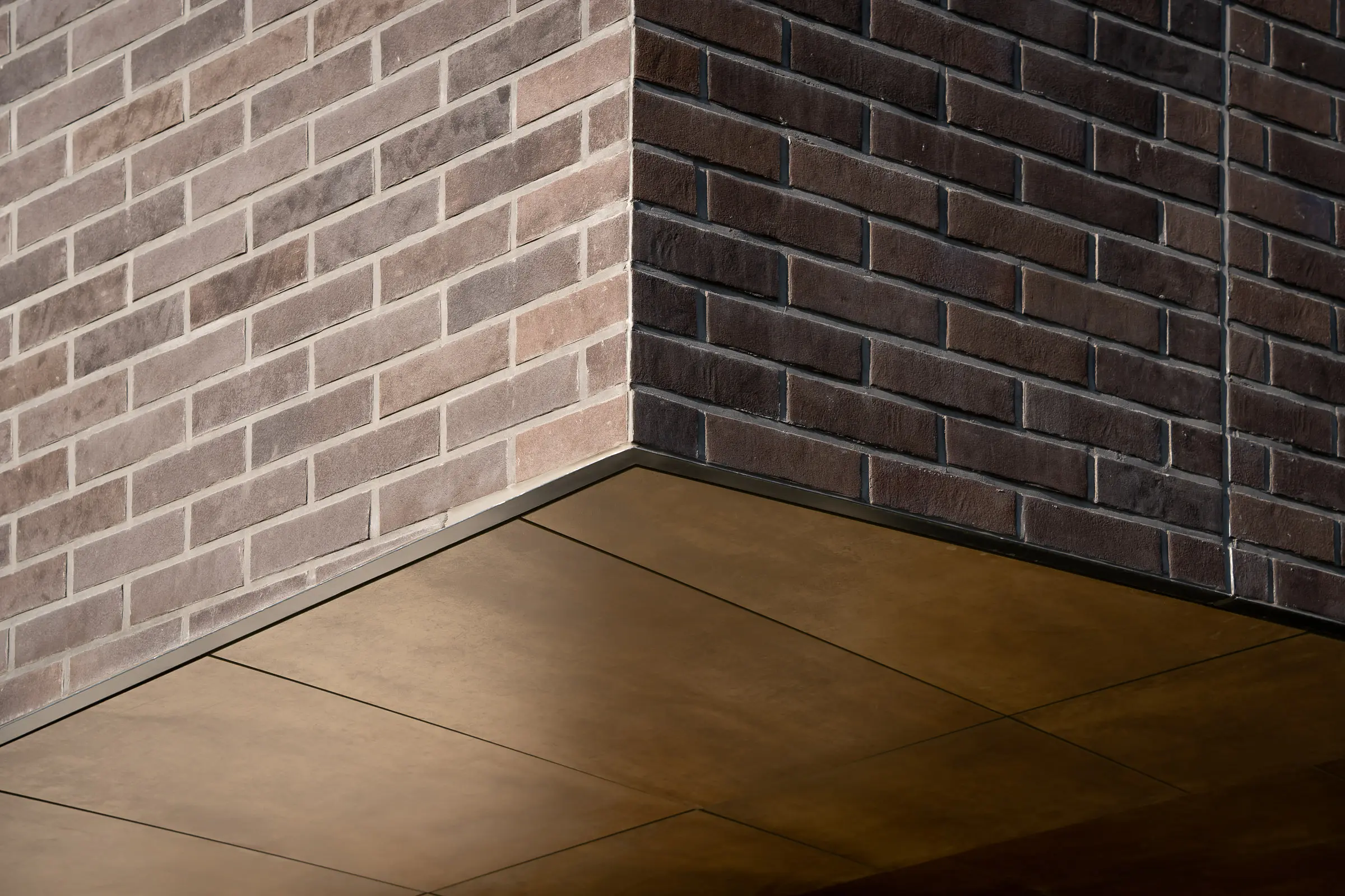 Detail tmavého klinkerového obkladu na fasáde