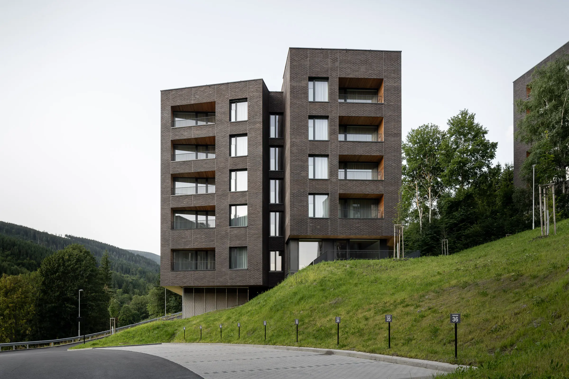Horský apartmánový komplex s odolnou fasádou