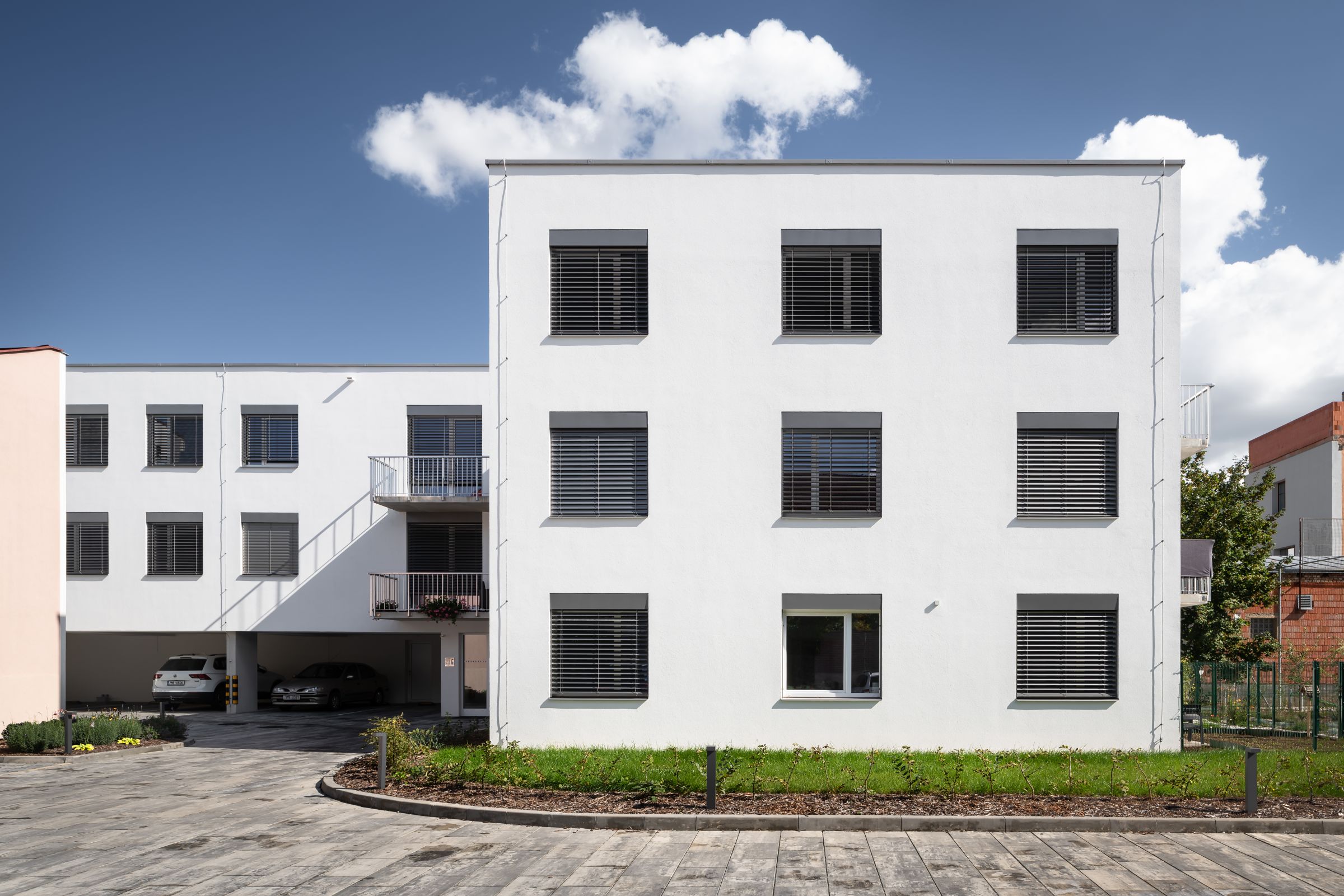 Fasádu domu zdobia kreatívne omietky StoSignature, šambrány okolo okien sú zo StoDeco profilov