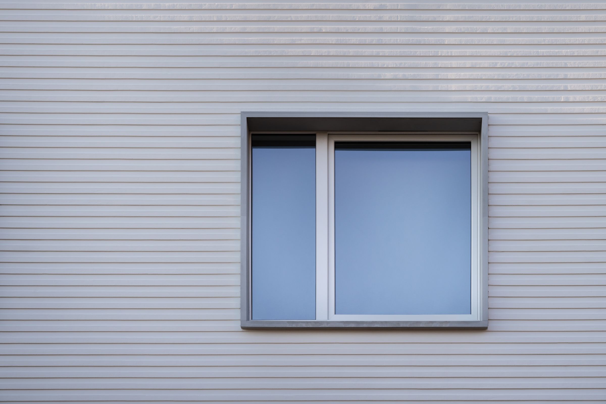 Ženská ruka vytvorila aj drážky na fasáde