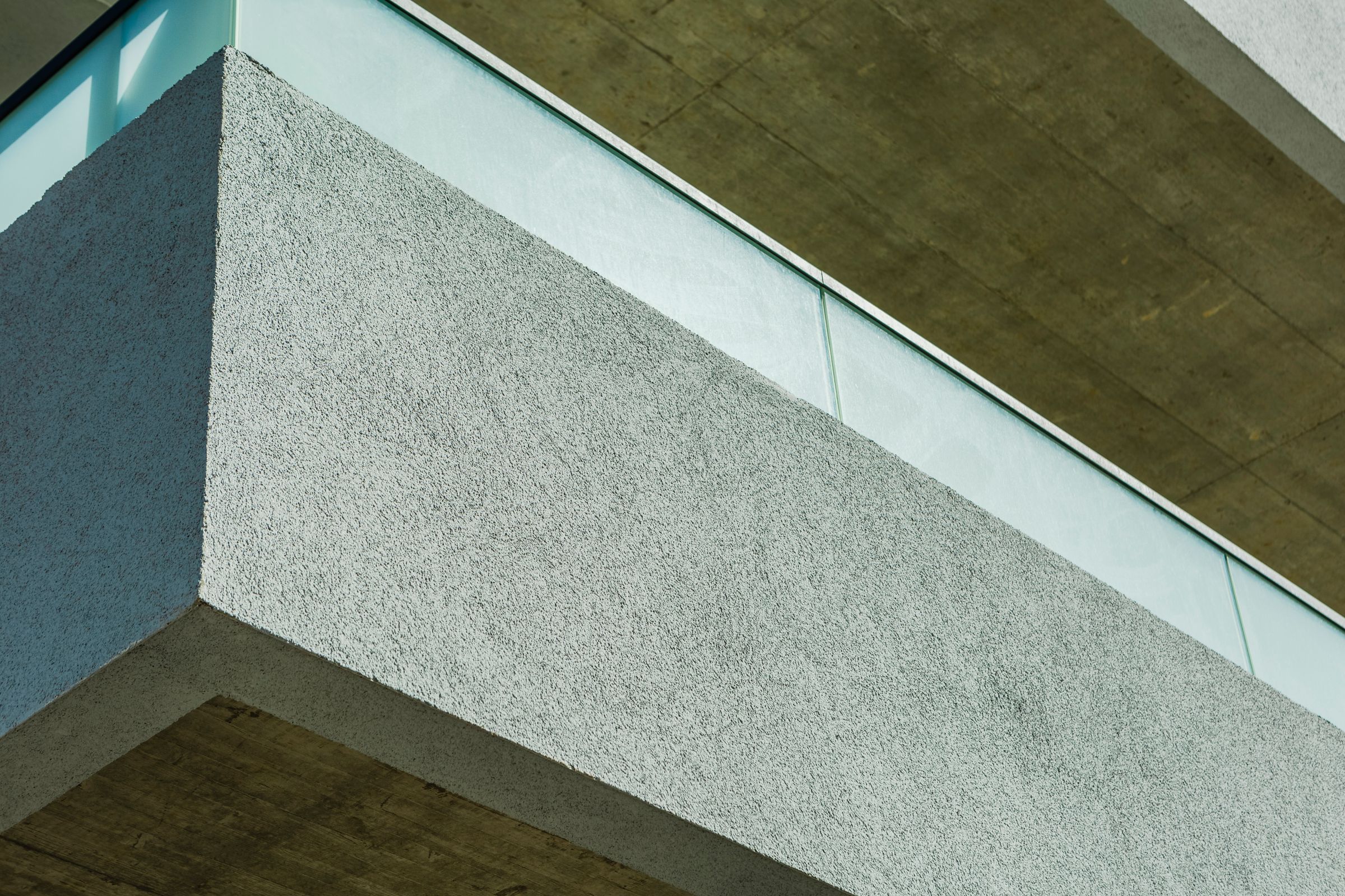 Povrch fasád tvorí omietka so škrabanou štruktúrou a zušľachtená silikónovou živicou (StoSilkolit K 