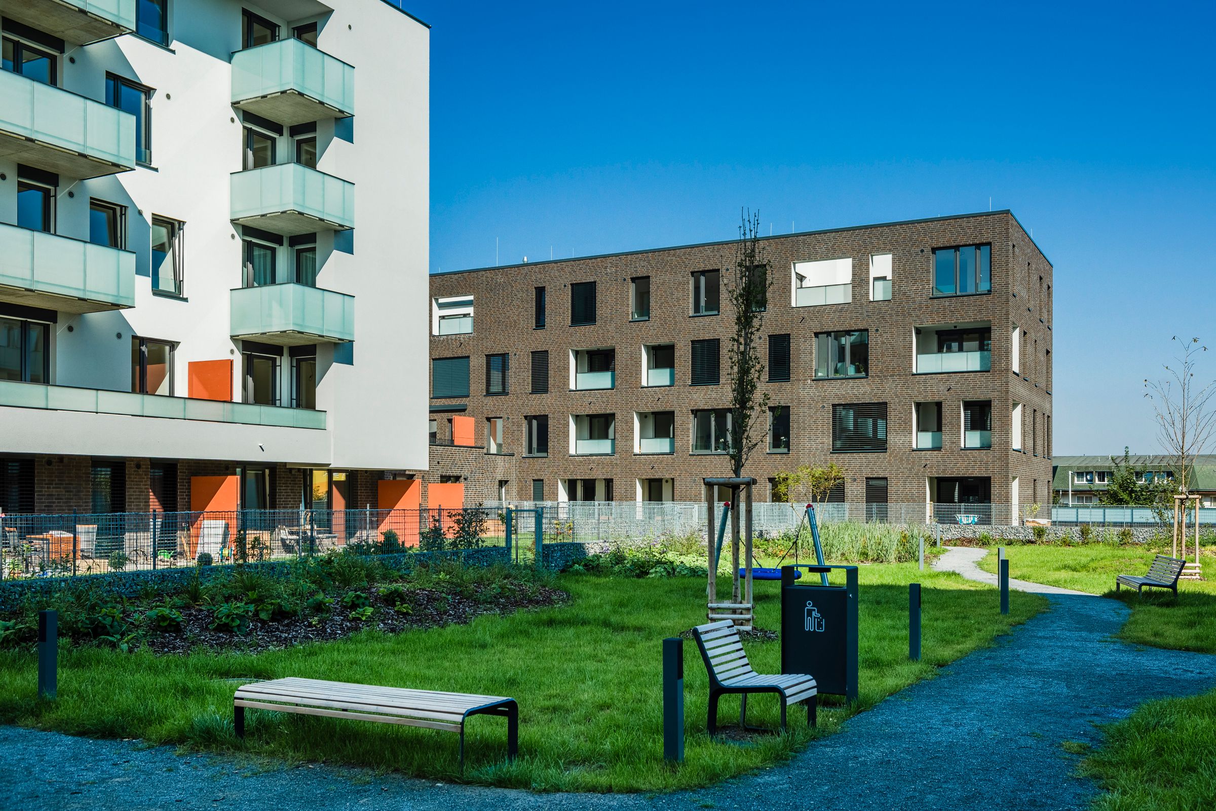 Fasády obytných blokov sú zateplené systémom StoTherm Mineral 6, ktorý charakterizujú vynikajúce tep