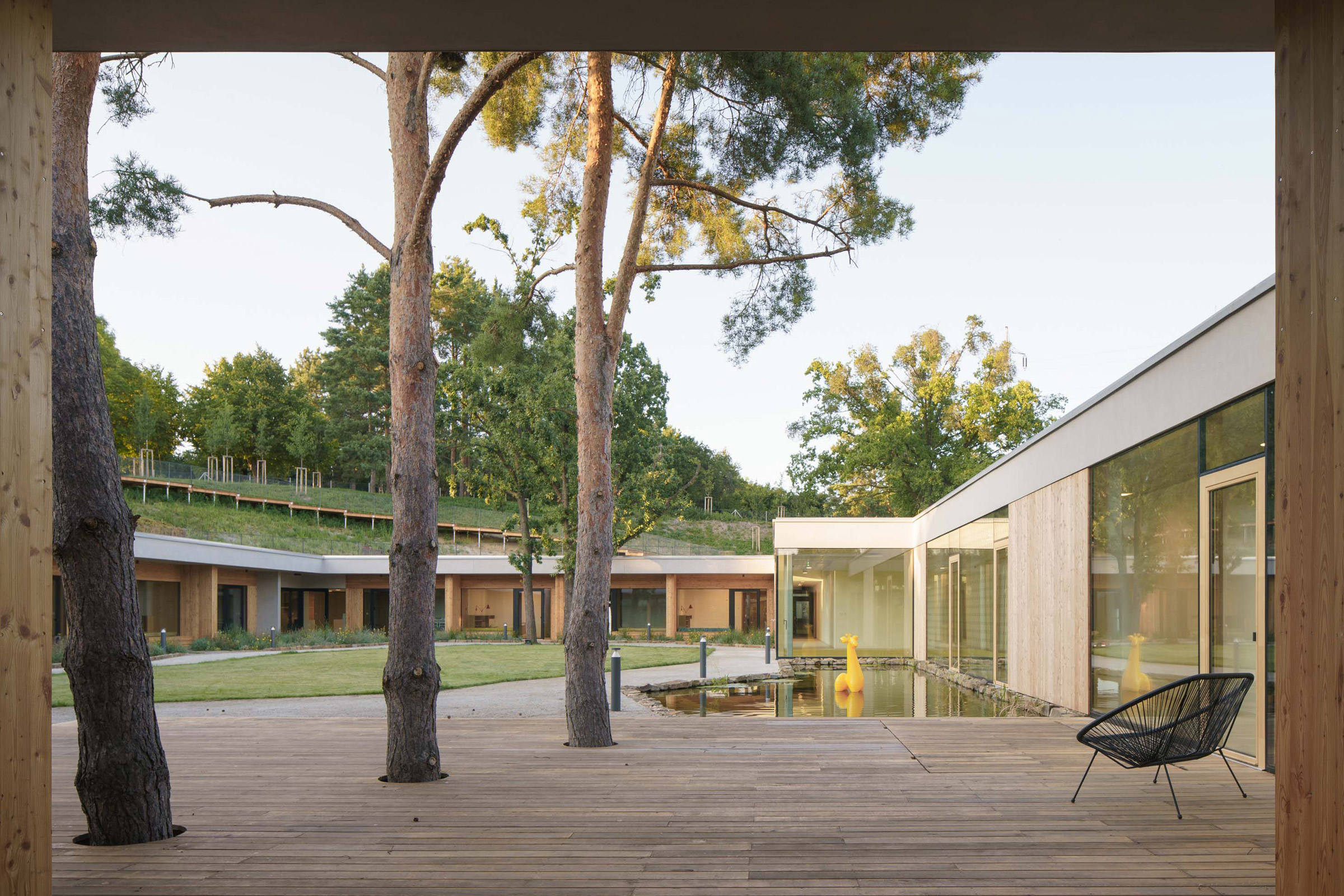 Hospic je citlivo zasadený do prírodného amfiteátra parku na severe Brna