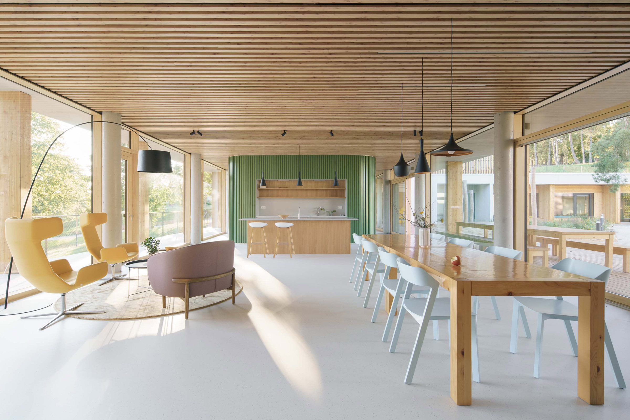 Interiér objektu je navrhnutý tak, aby prirodzene sprevádzal deti aj ich rodiny náročným obdobím.