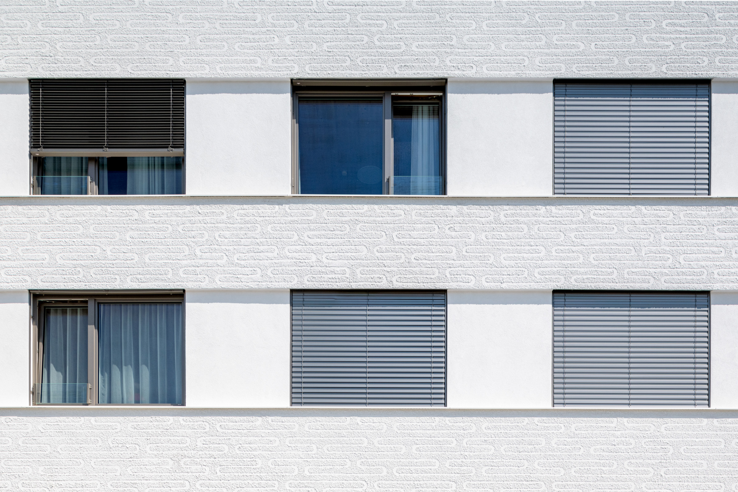 Fasáda domova pre seniorov s jemným ornamentom vytvoreným kreatívnymi omietkami StoSignature.