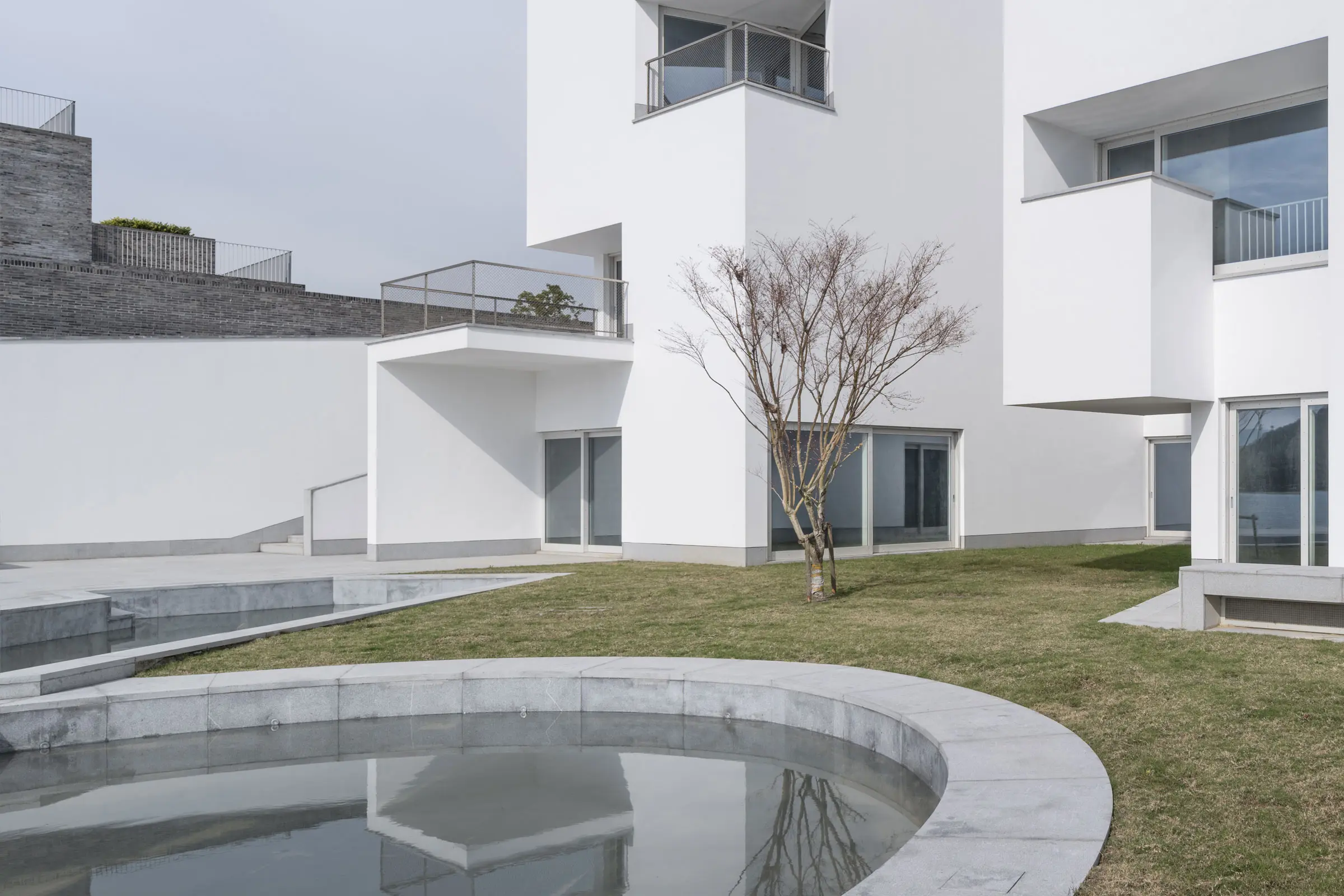 Dongqian Lake Club Houses: biele vily s vonkajším bazénom