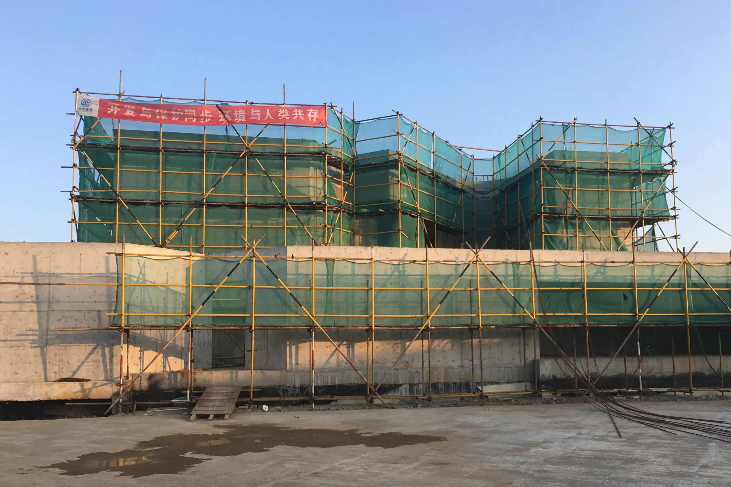 Dongqian Lake Club Houses: masívna konštrukcia so zatepľovacím systémom Sto