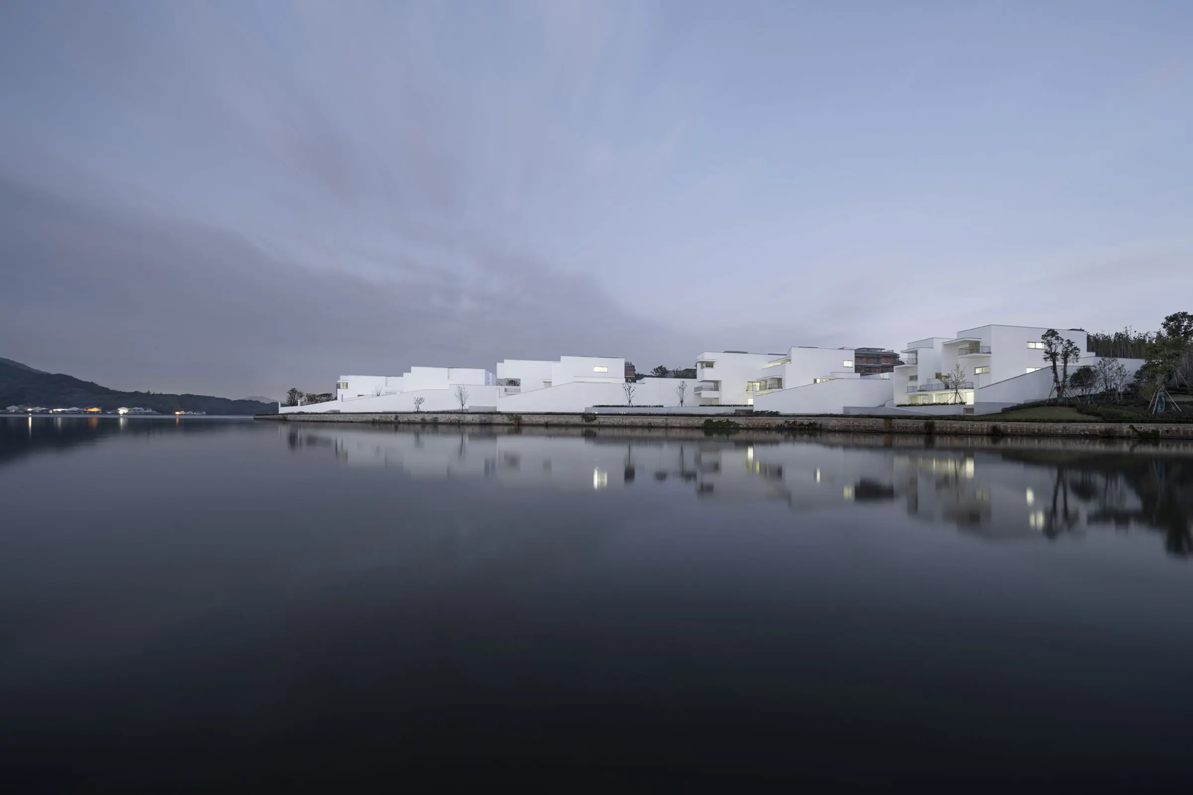 Dongqian Lake Club Houses: päť bielych víl radených pozdĺž brehu jazera