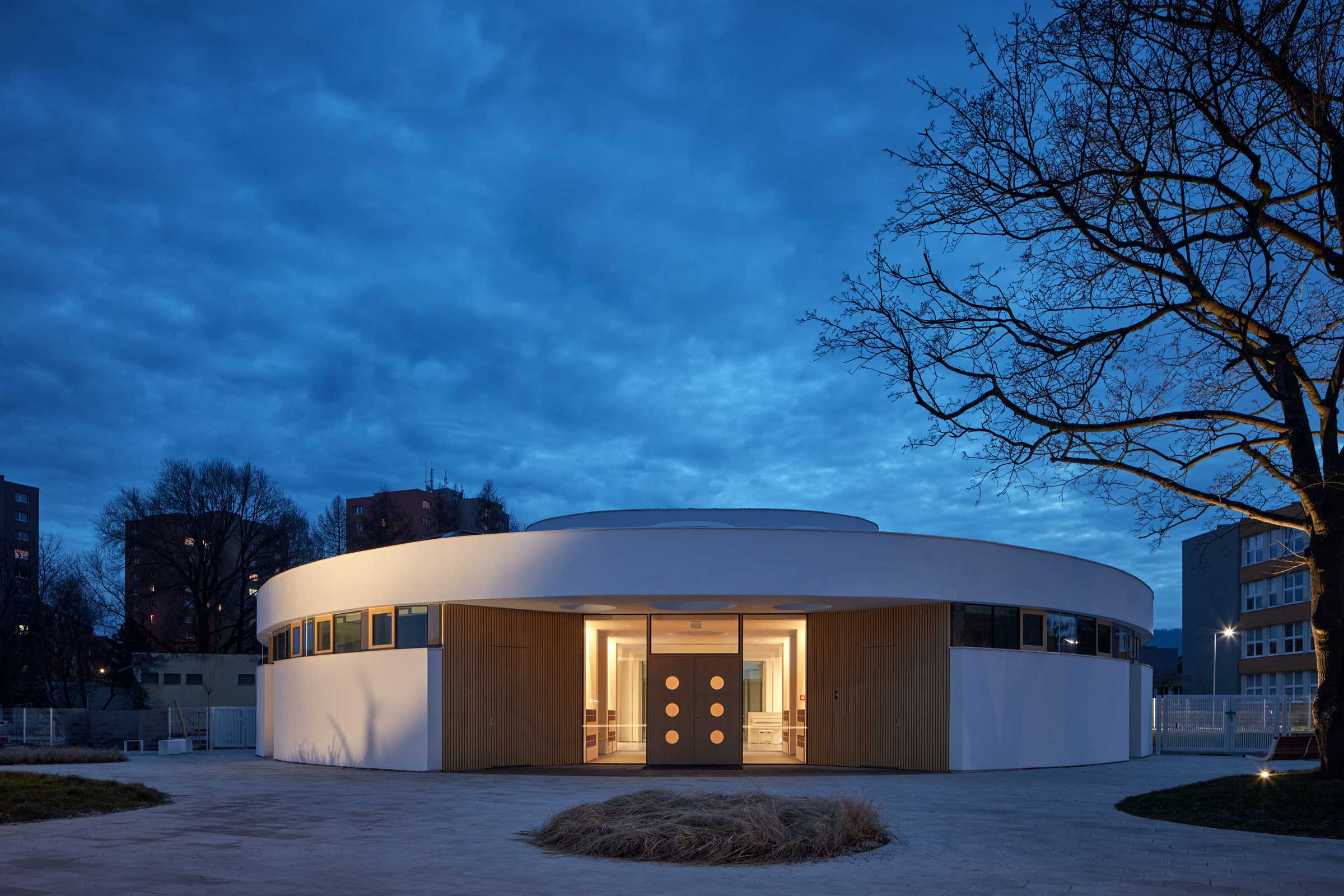 Moderná fasáda s betónovým vzhľadom vytvorená v spolupráci architekta, Sto a realizačnej firmy.