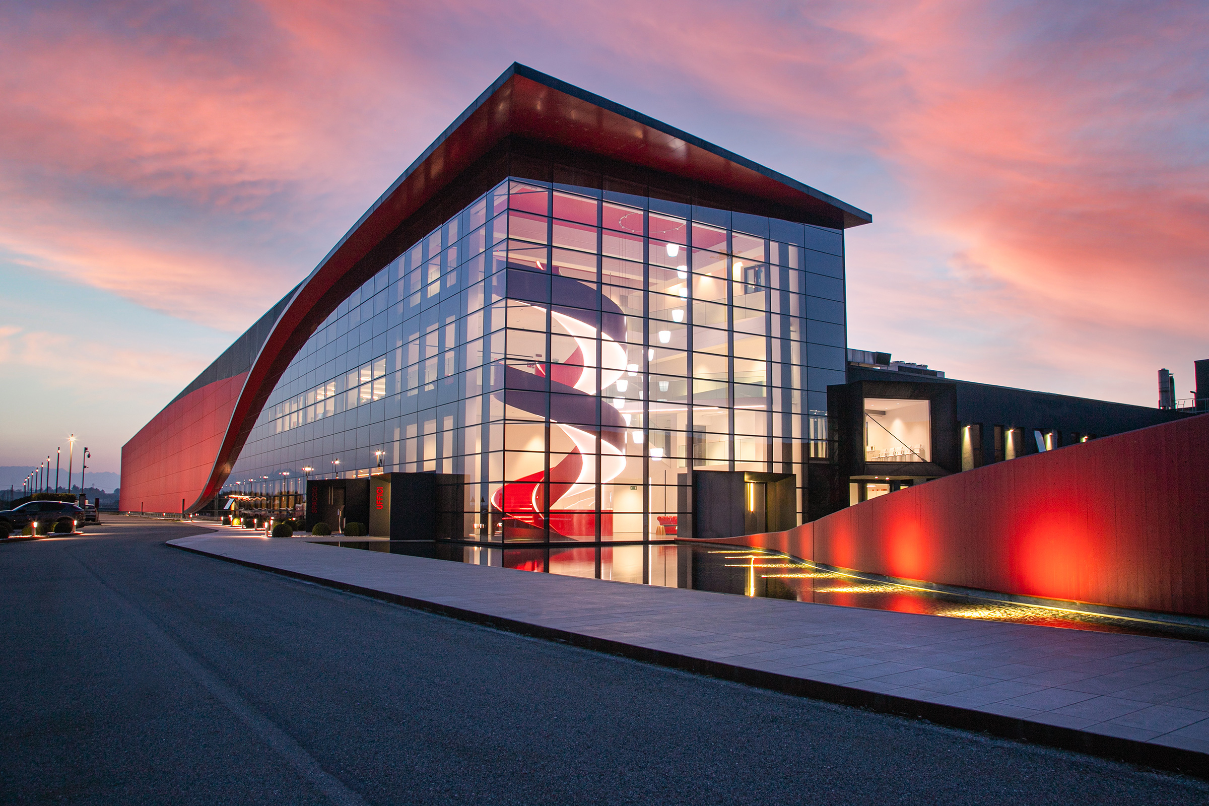 Návrh nového „Maina House“ bol zverený známemu architektovi Giannimu Arnaudovi