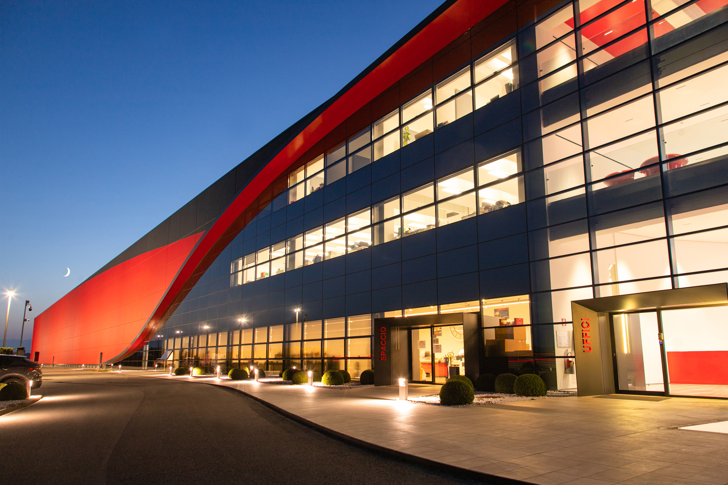 Fasáda výrobného závodu s kombináciou zateplenia a prevetrávaného systému s omietkou.