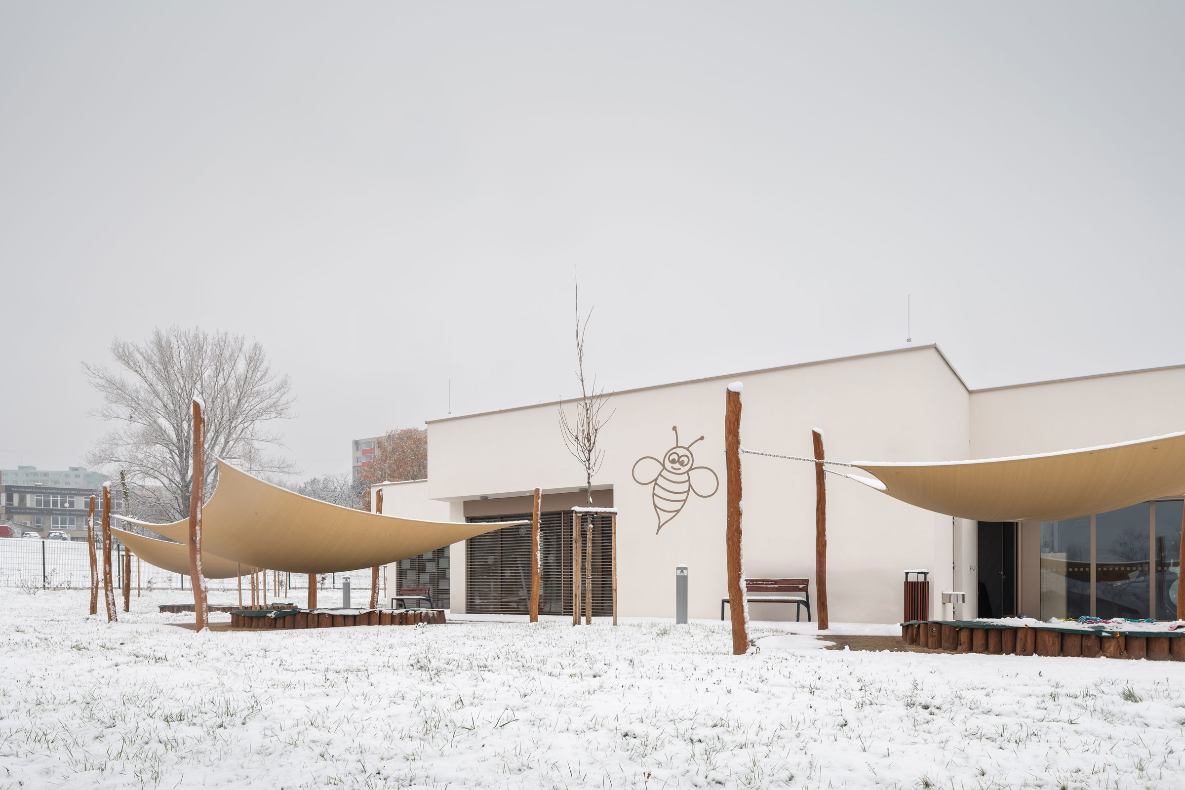 Bola postavená podľa návrhu Ateliéru 99 a realizáciu zabezpečila spoločnost VAŠSTAV a BestBeton