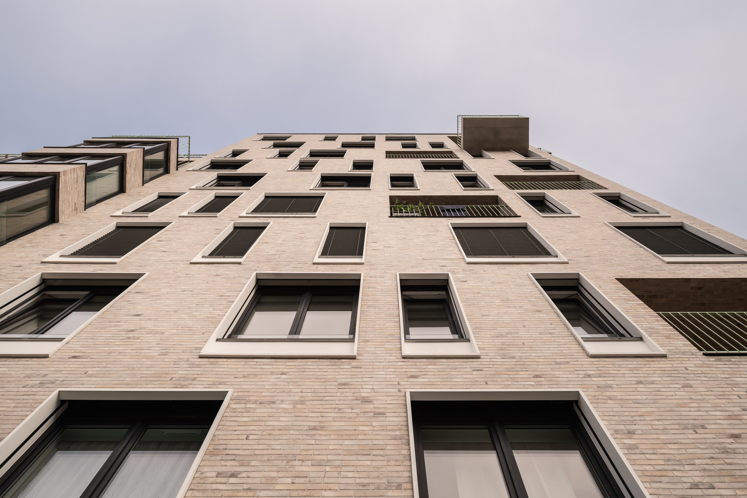 Detail fasády s omietkou, StoBrick a profilmi StoDeco
