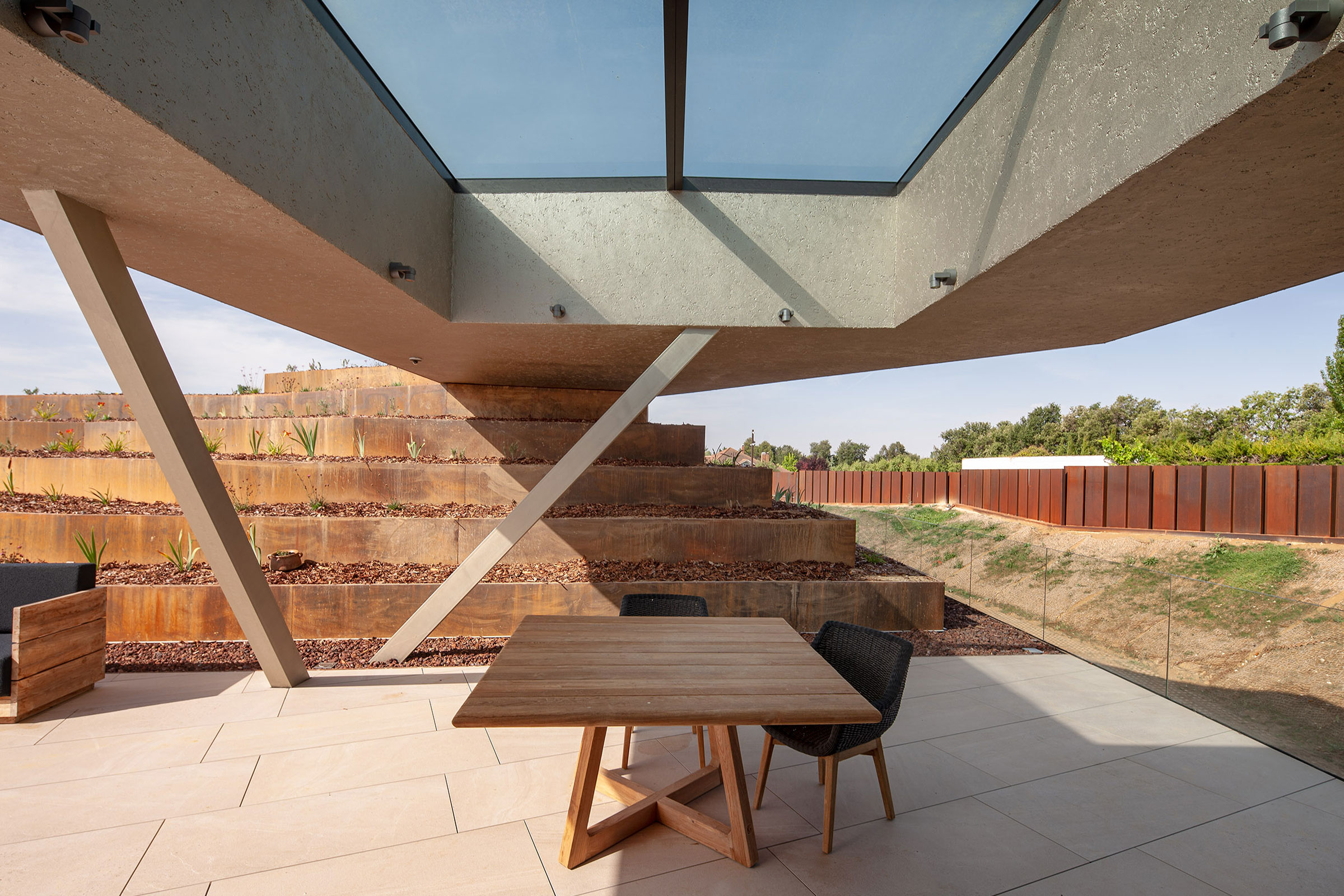 Fasáda s omietkami Stolit R6, MP a StoColor Metallic, ktoré menia odtieň a lesk podľa svetla.