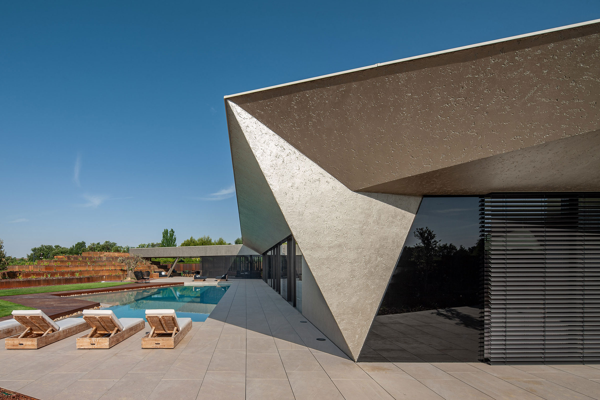 Pasívny dom s vysokou izoláciou, rekuperáciou a južným zasklením pre solárne zisky.