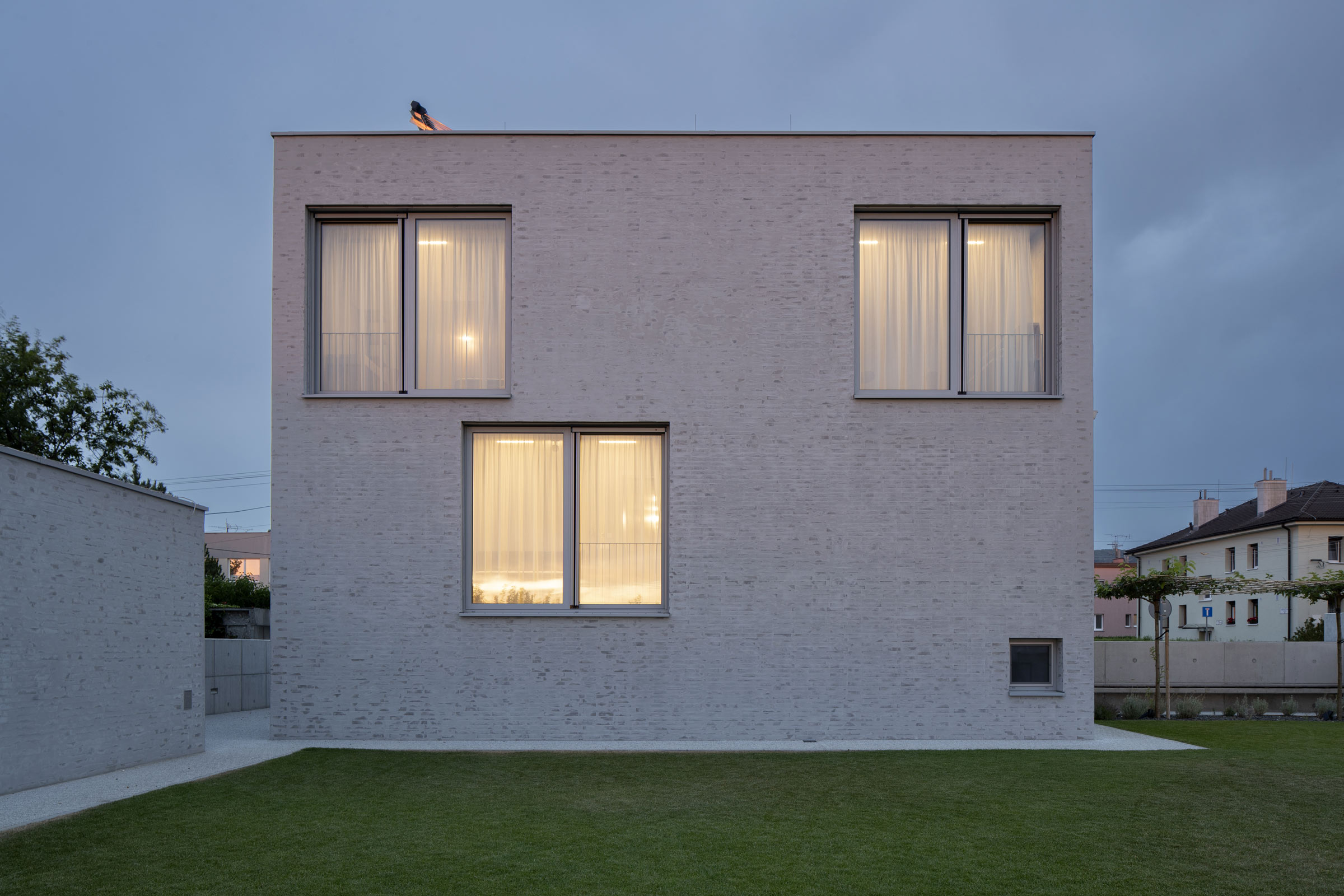 Fasáda z kombinácie StoBrick a StoMiral MP s jemnou kresbou tehál a premenlivou štruktúrou povrchu.