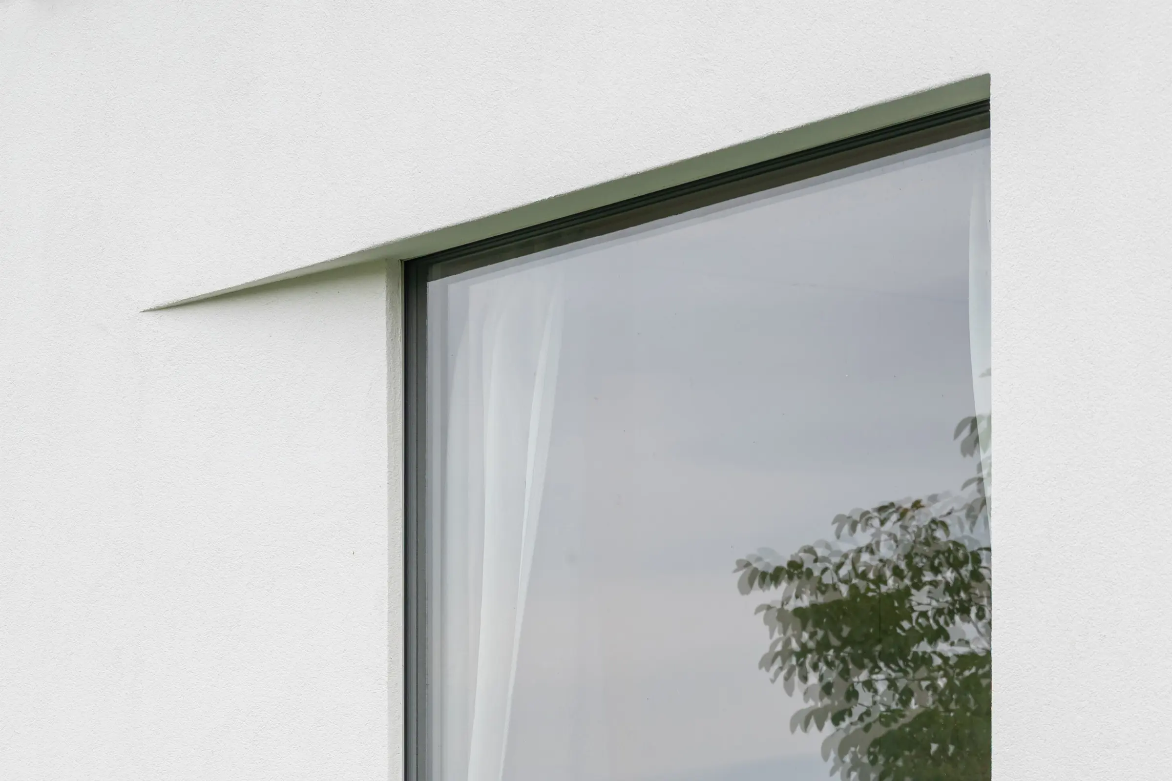Detail fasády s jemnými 3D profilmi StoDeco