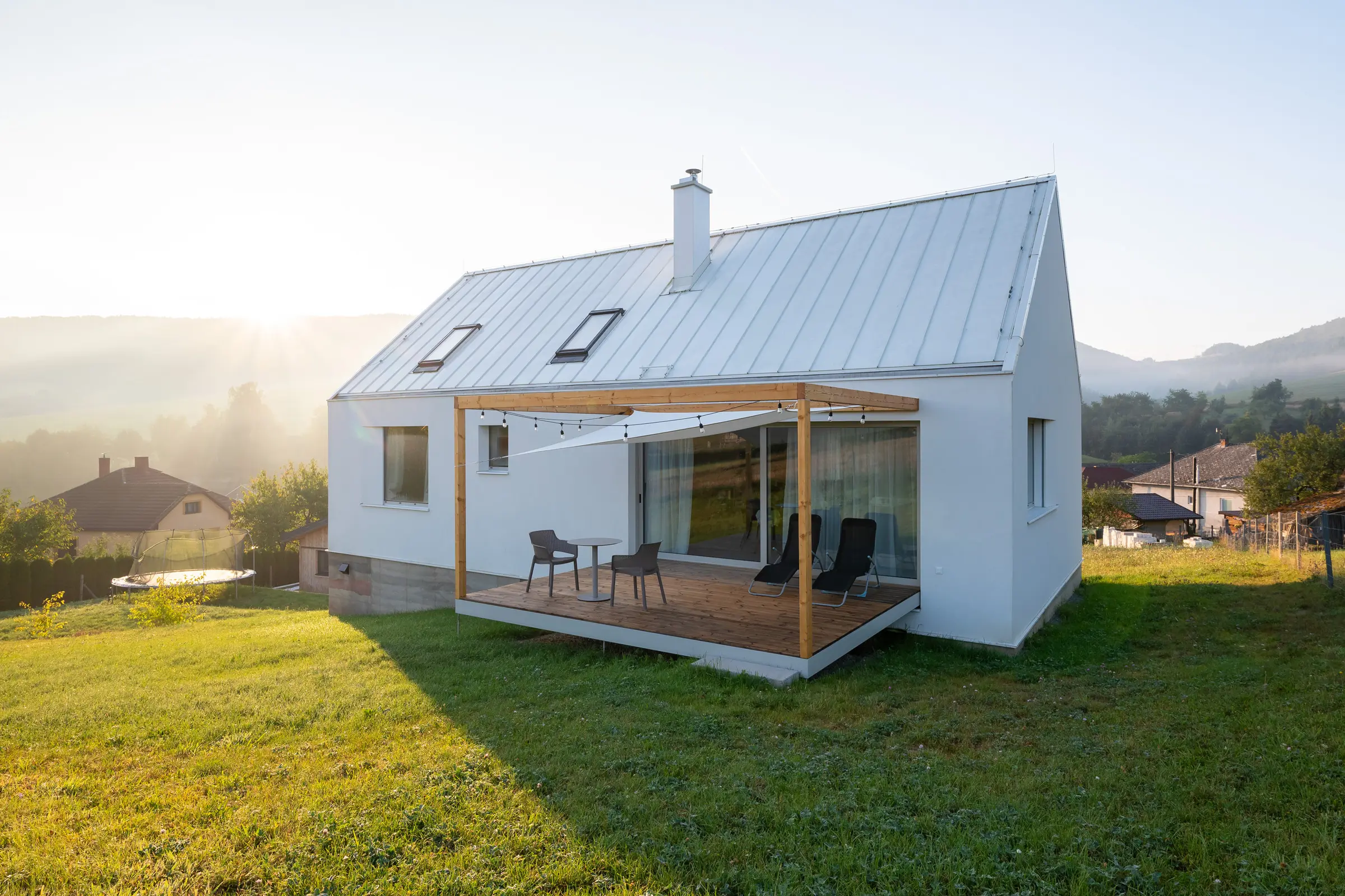 Biela fasáda domu so systémom StoTherm Vario