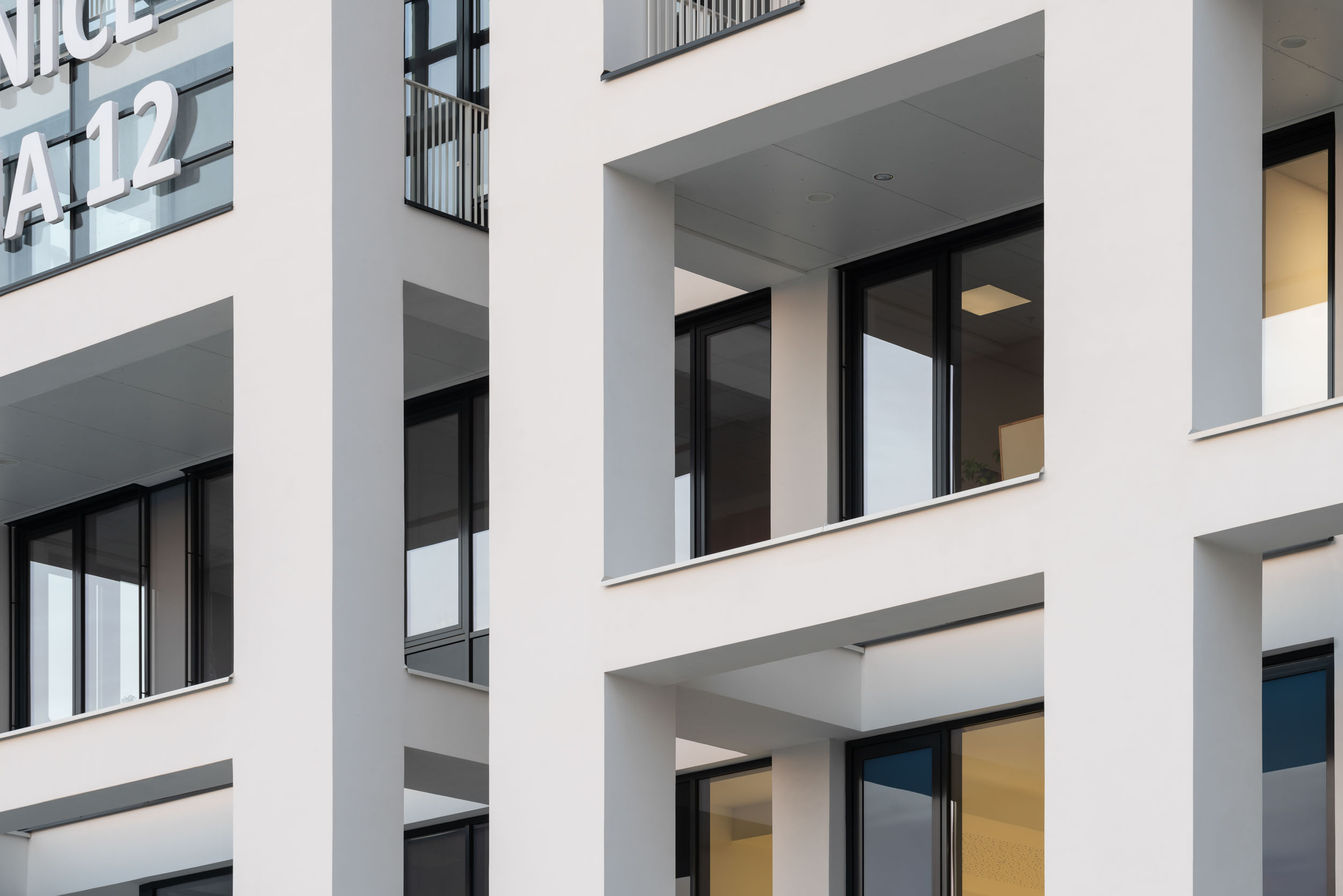 Biela fasáda je metaforou na kocky cukry, pretože miestna časť je historicky známa svojim cukrovarom