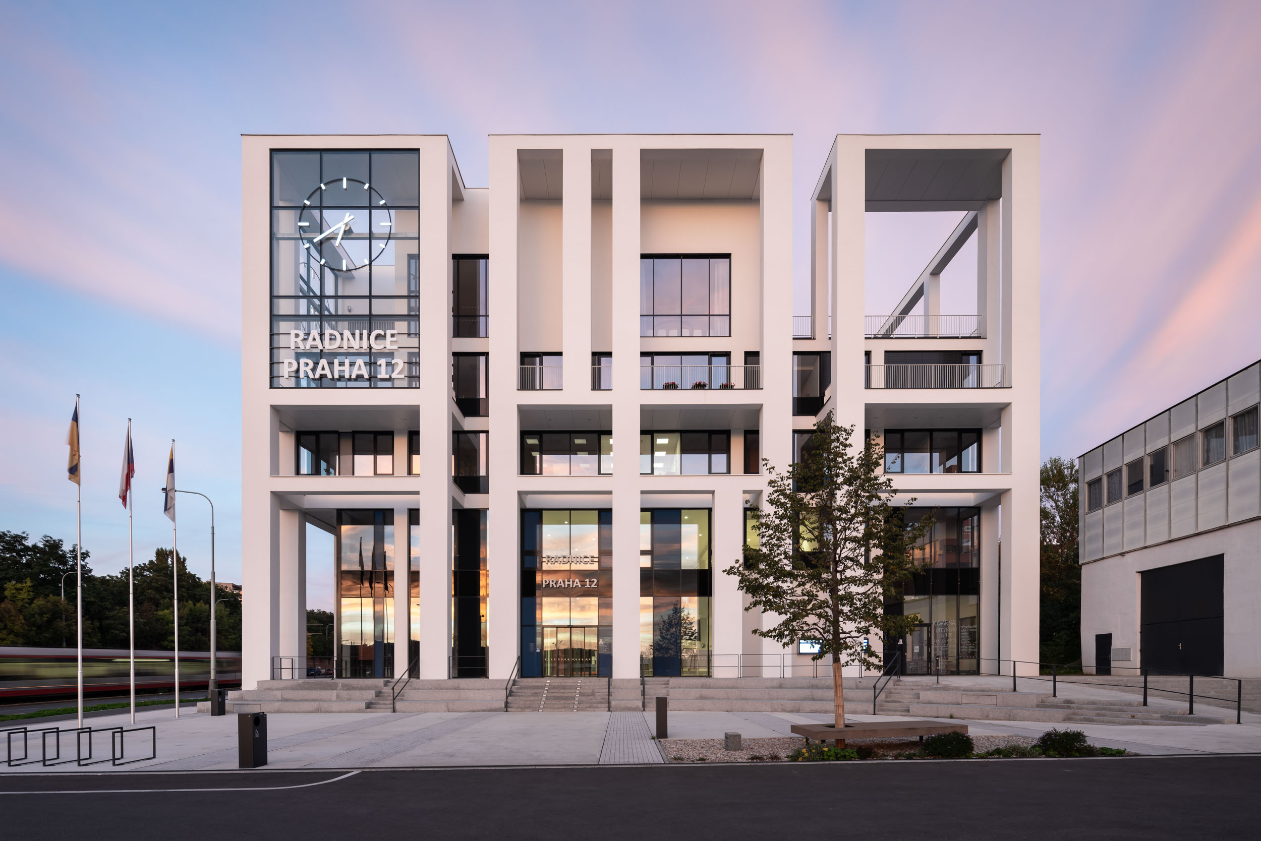 Pred samotnou budovou radnice je malé námestie, kde sa môžu konať koncerty, trhy či iné podobné akci