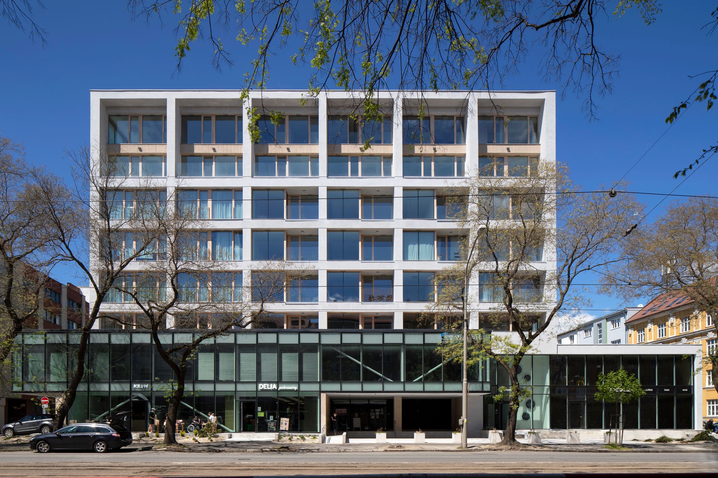 Prestavba prázdnej kancelárske budovy oživila nielen objekt samotný, ale aj celú lokalitu. Vďaka vyl