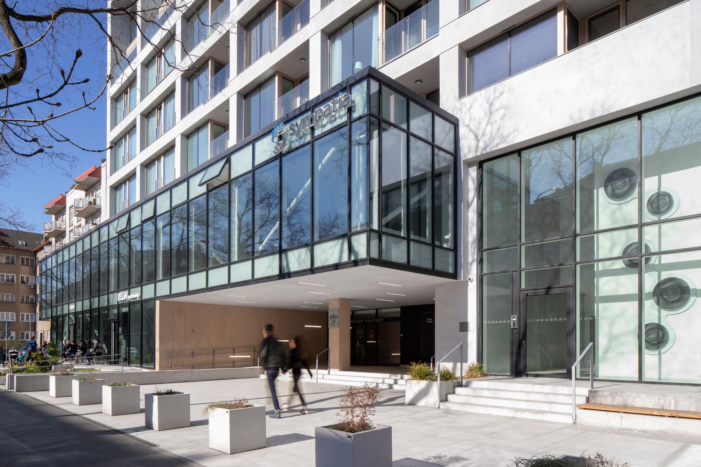 Novo pristavané, plne presklené soklové podlažie vytvára zastrešenú vstupnú časť pri prenajímaných k