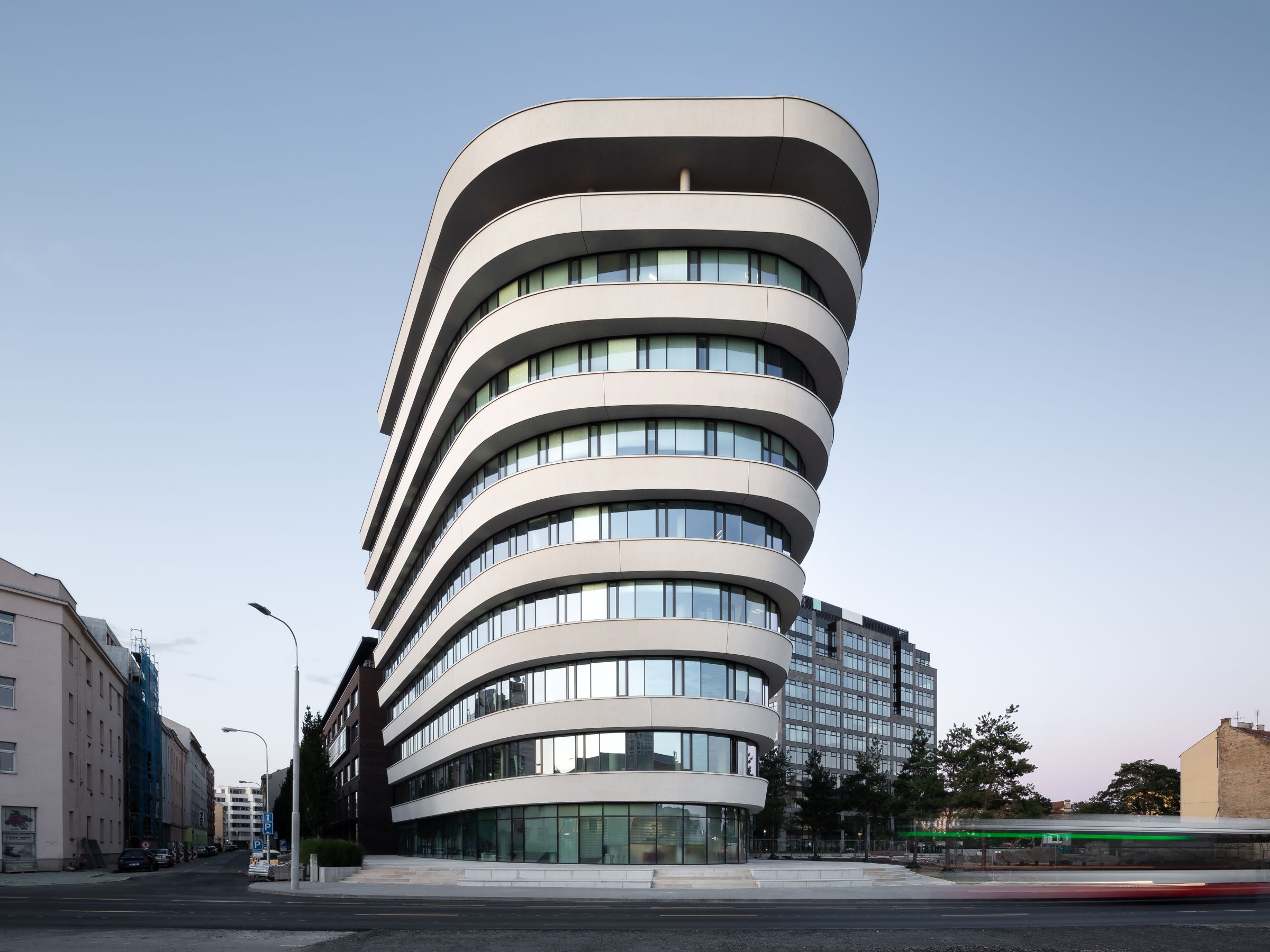 Organický dizajn budovy H v areáli Vlněna