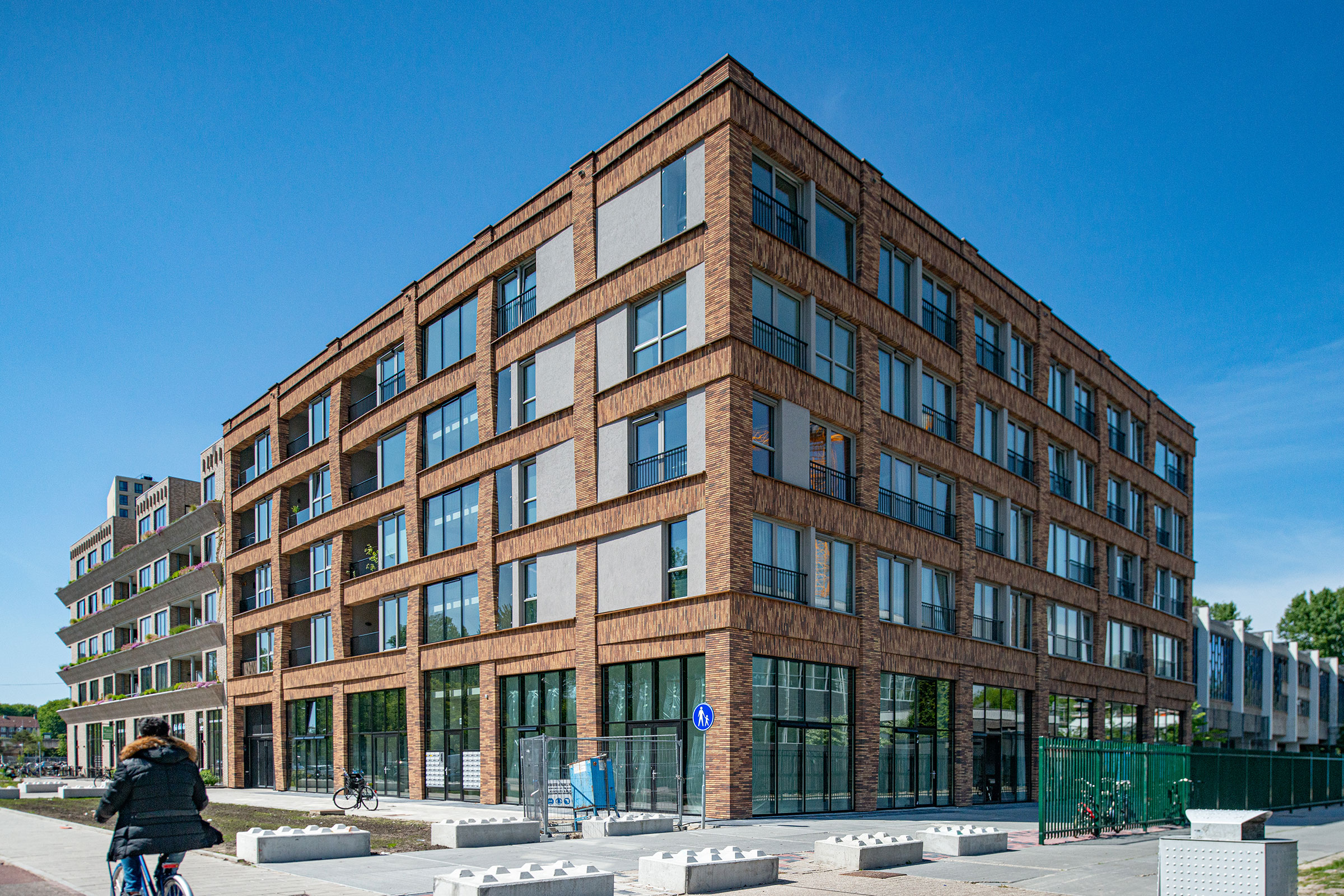 Fasáda bytového komplexu MyLoft v Amsterdamu demonštruje výhody tehlových pásikov StoCleyer W pre za